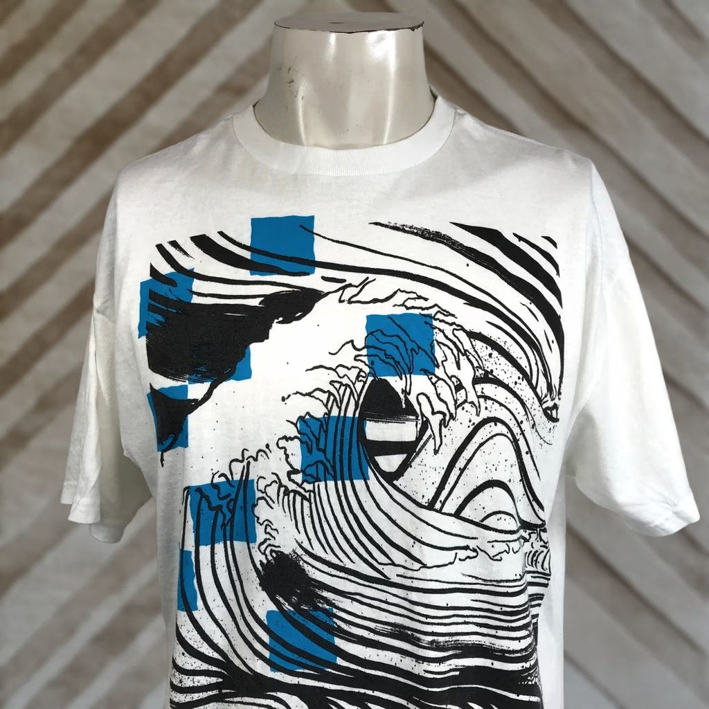 Quiksilver VINTAGE Quiksilver Shirt Unisex Adults White Graphic Print Short Sleeve Cotton Tee Mens L/G Crew Neck Navy Wave Design Size US L / EU 52-54 / 3 - 1 Thumbnail