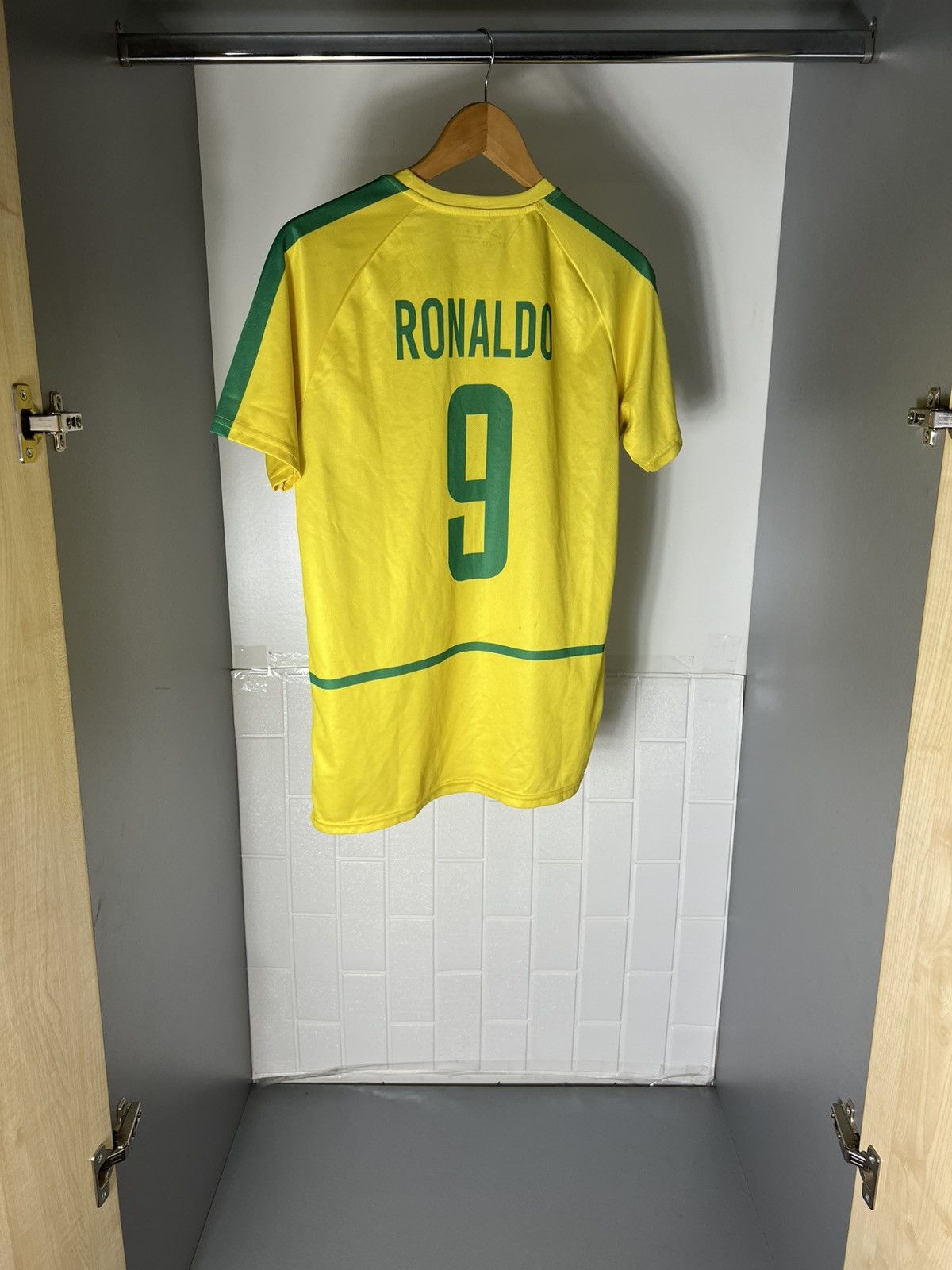 Vintage VERY RARE BRAZIL RETRO SOCCER JERSEY RONALDO BLOKE Y2K 90s Size US M / EU 48-50 / 2 - 22 Thumbnail