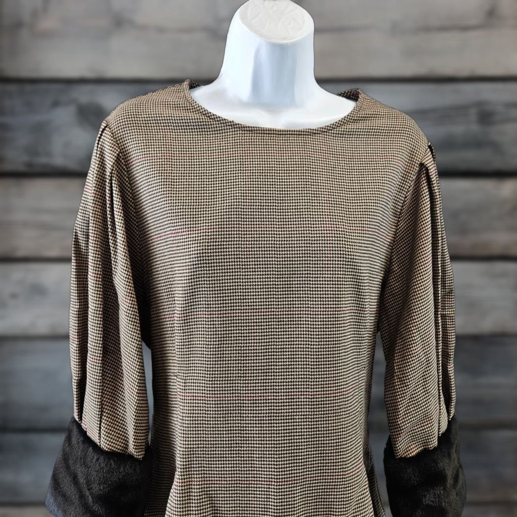 Zara Zara Womens Top Sz Small Tan Black Houdstooth Faux Fur Cuff 3/4 Sleeve Blouse Womens Small Black 3/4 Sleeve Turndown Neck? Size S / US 4 / IT 40 - 1 Thumbnail