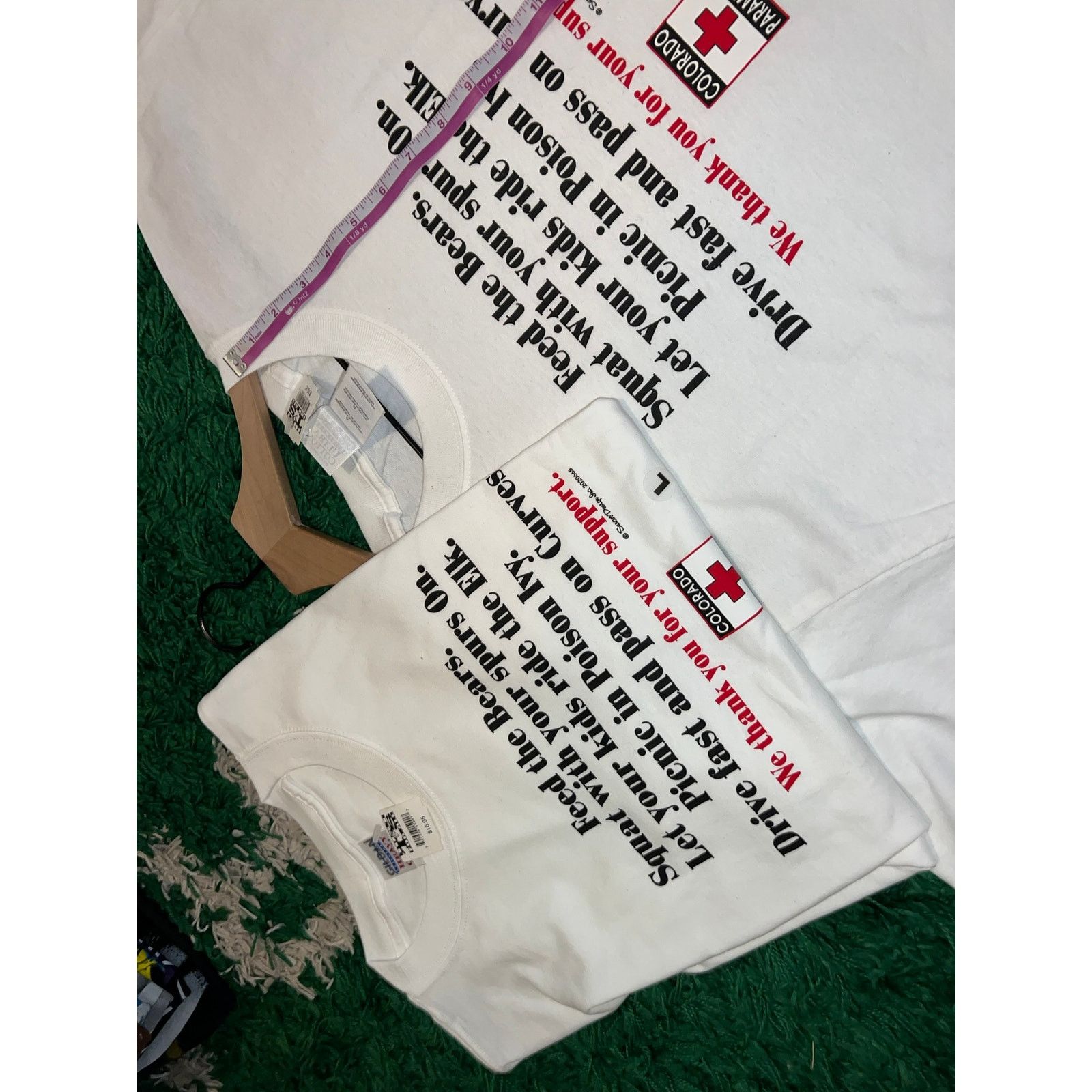 Gildan Y2K Colorado Paramedics Feed The Bears Joke Humor Shirt L Size US L / EU 52-54 / 3 - 9 Thumbnail