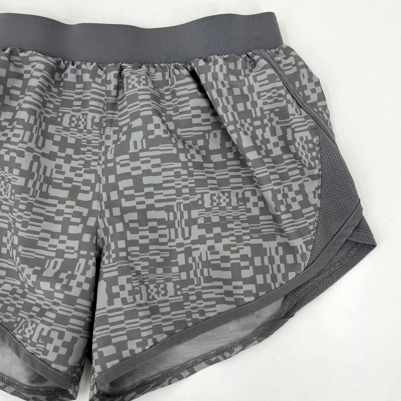 Under Armour Under Armour Active Shorts Women's XS Gray Logo Lined Drawstring Athletic Shorts Size 26" / US 2 / IT 38 - 3 Thumbnail