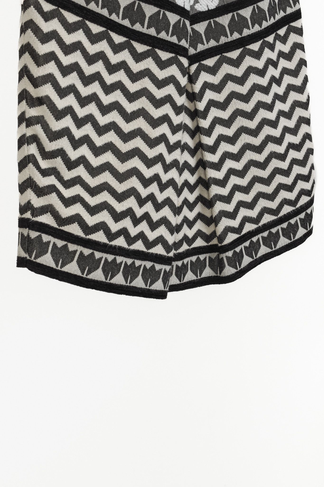 Emporio Armani Emporio Armani AW/09 Chevron-Jacquard Velvet-Waist Skirt Size 25" / US 0 / IT 36 - 6 Thumbnail