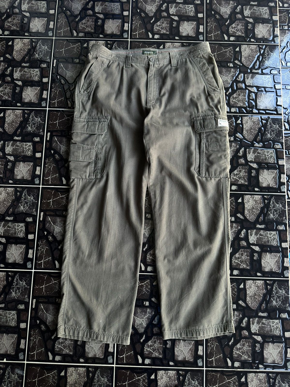 Eddie Bauer × Vintage Vintage Eddie Bauer Baggy Sunfaded Cargo Pant D161 Size US 36 / EU 52 - 1 Thumbnail