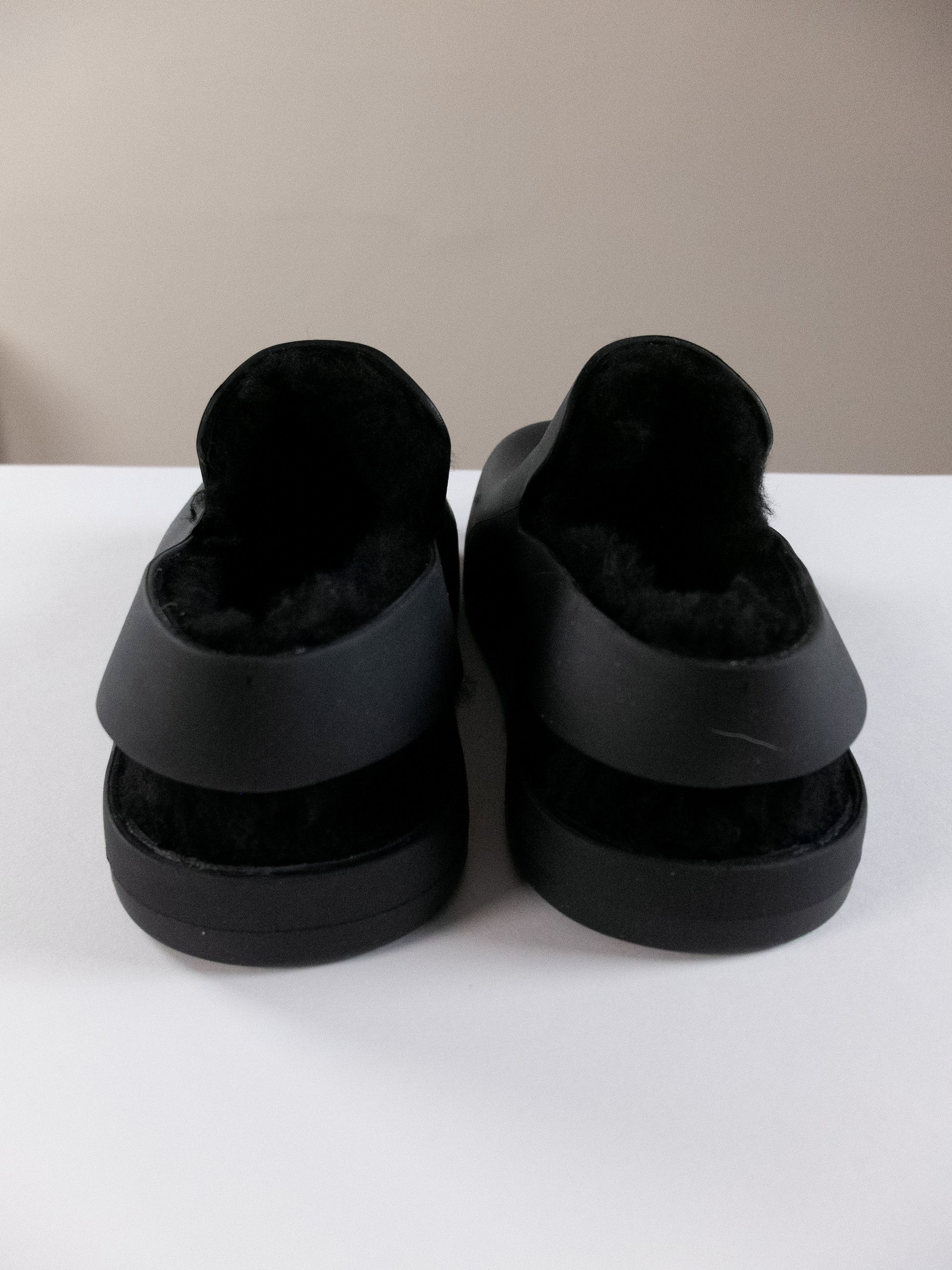 BOTTEGA VENETA Puddle black rubber shearling sandals 9 42