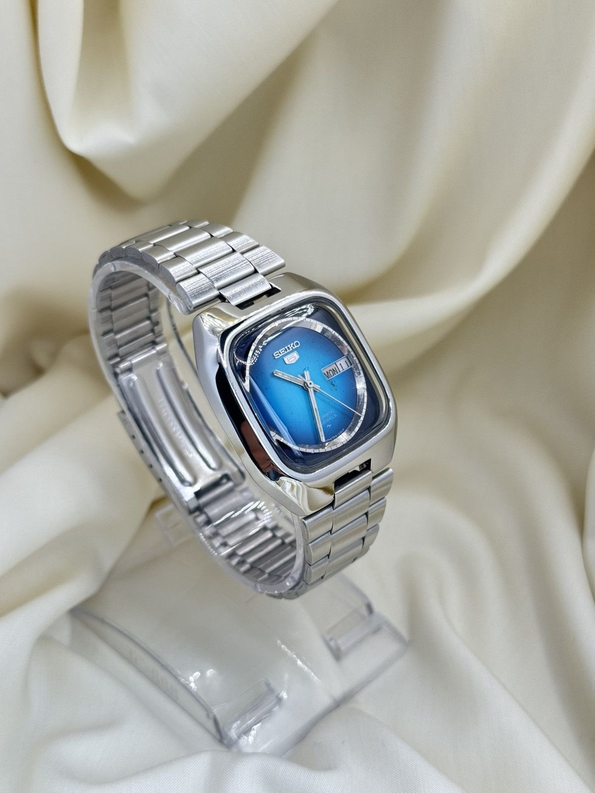 Seiko Seiko 5 Japan Vintage TV Case Blue Fade Dial 21J Automatic Size 36 - 3 Thumbnail