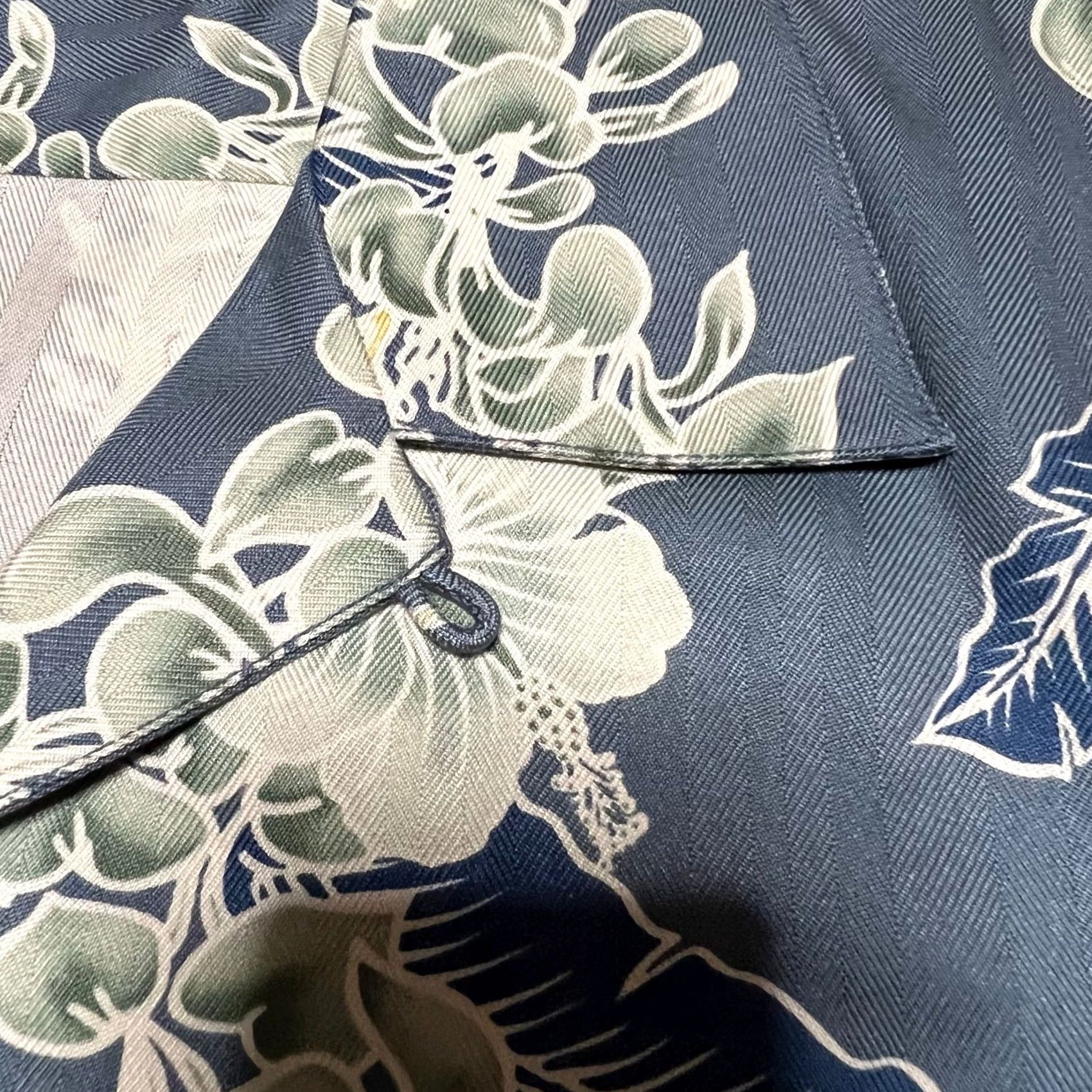 Tommy Bahama Tommy Bahama Camp Shirt Mens Large Blue Floral Hawaiian Silk Short Sleeve Size US L / EU 52-54 / 3 - 3 Thumbnail