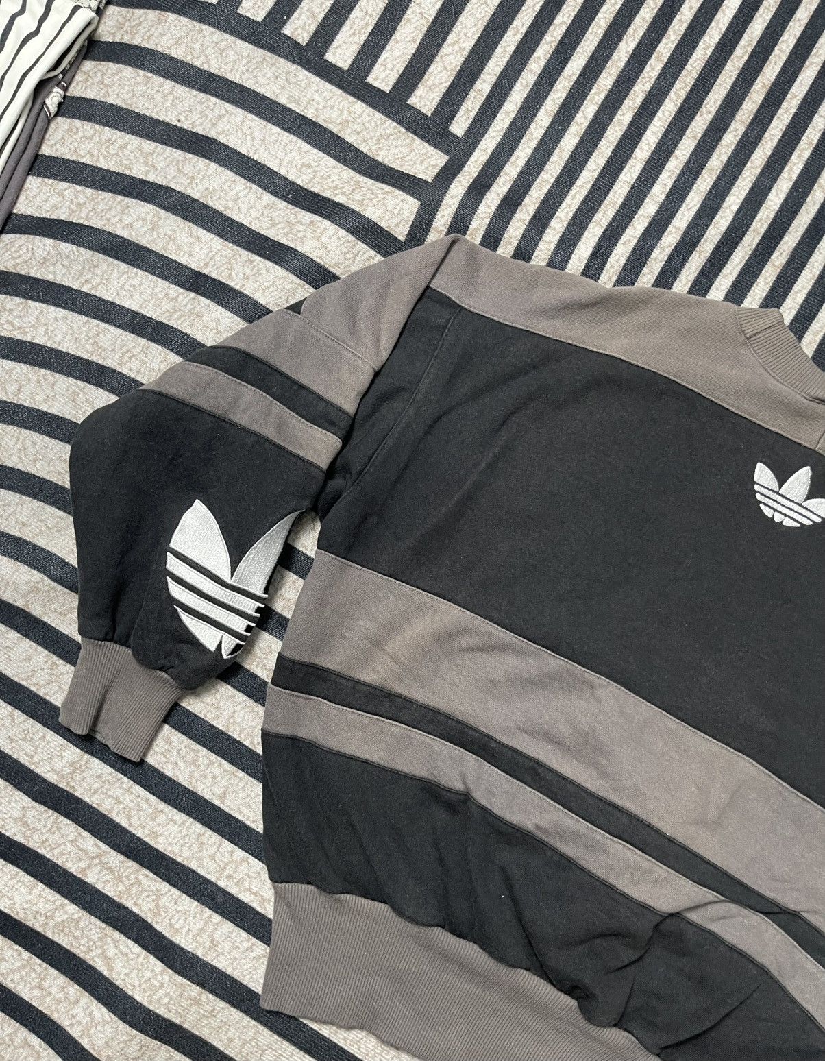 Adidas 90s ADIDAS THREE STRIPES RETRO LOGO SUN FADED BOXY STYLE Size US M / EU 48-50 / 2 - 13 Thumbnail