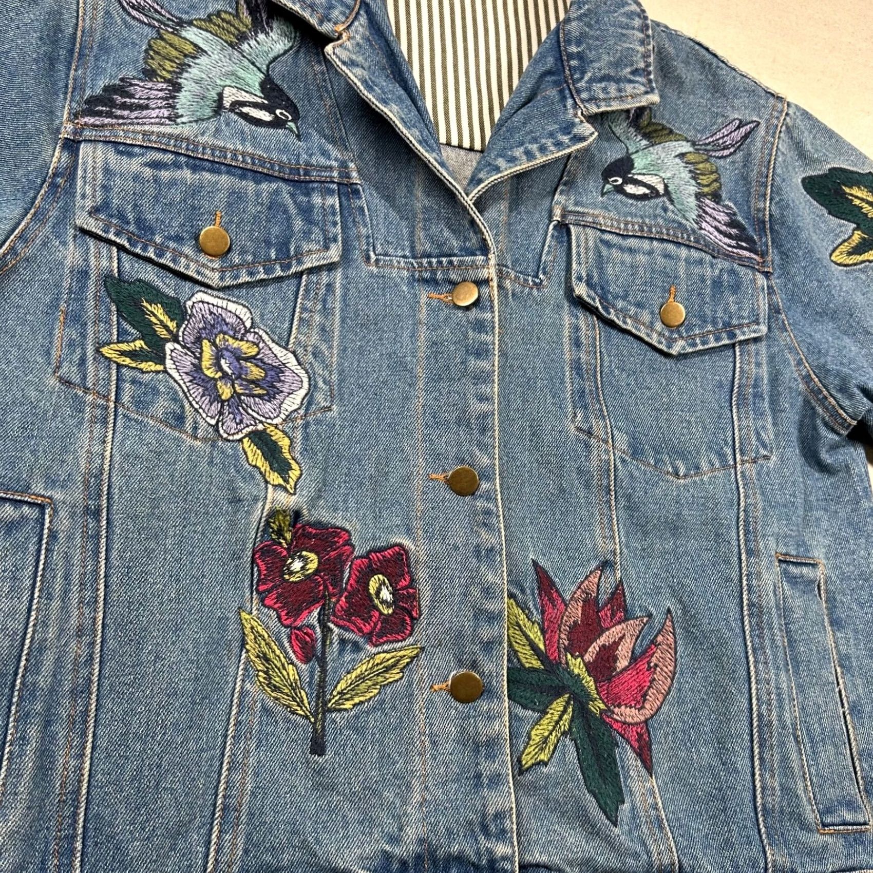 Denime Magnolia South Denim Jacket Womens M Embroidered Bird Flowers Trucker Blue Jean Shirt Size 32" / US 10 / IT 46 - 3 Thumbnail