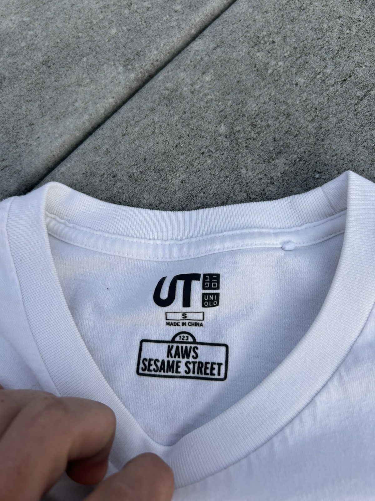 Kaws × Uniqlo Sesame Street x Kaws shirt Size US S / EU 44-46 / 1 - 2 Thumbnail