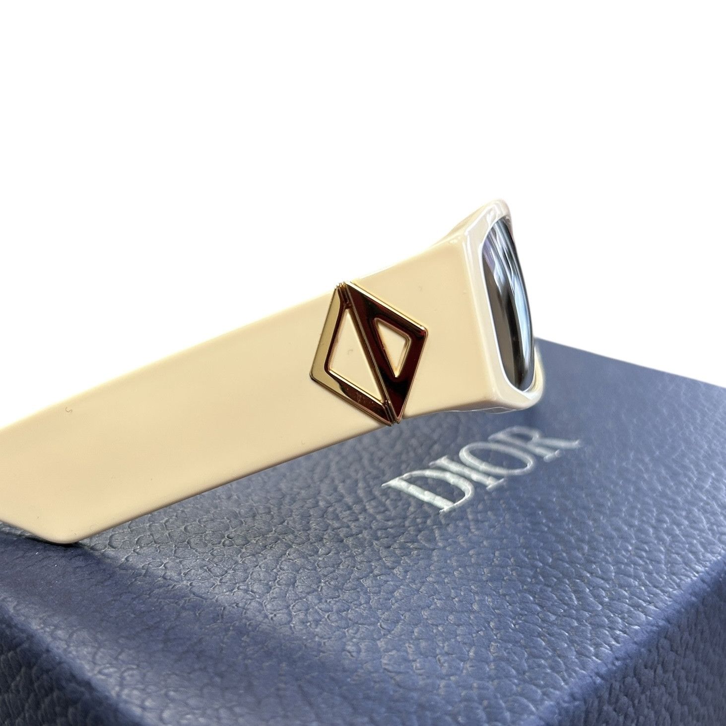Dior × Travis Scott Dior X Travis Scott SS22 CD Diamond S1I Ivory Sunglasses Size ONE SIZE - 4 Thumbnail