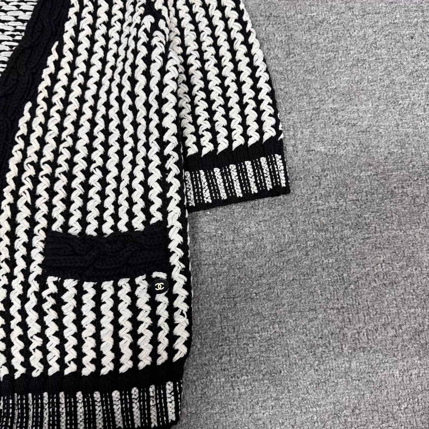 Chanel Chanel Women's B&W Wave V-Neck Belted Cardigan 34 Size XS / US 0-2 / IT 36-38 - 4 Thumbnail