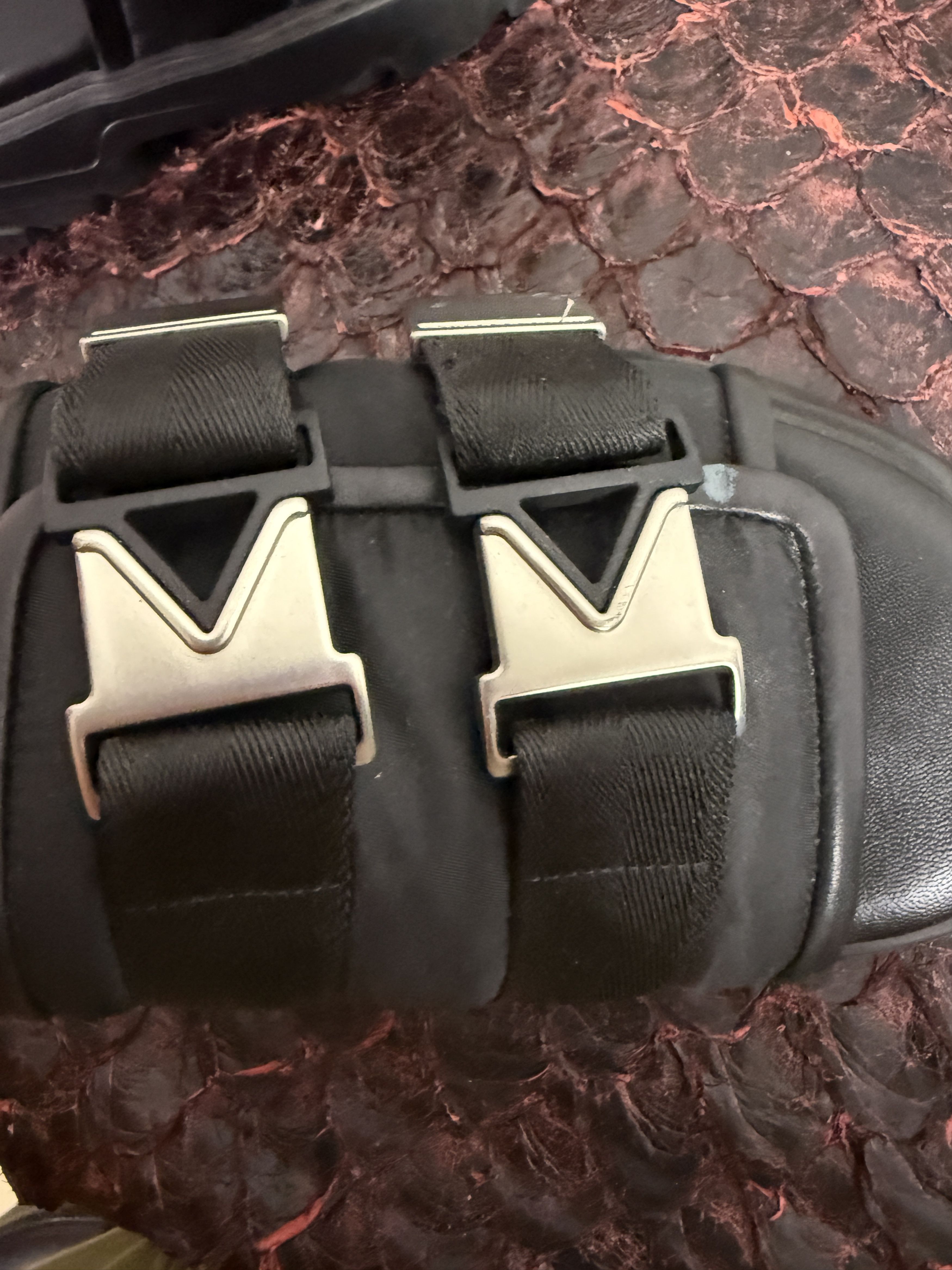 Bottega Veneta $900 Bottega Veneta Flash Sandals 42 *DAMAGED* Size US 9 / EU 42 - 13 Thumbnail