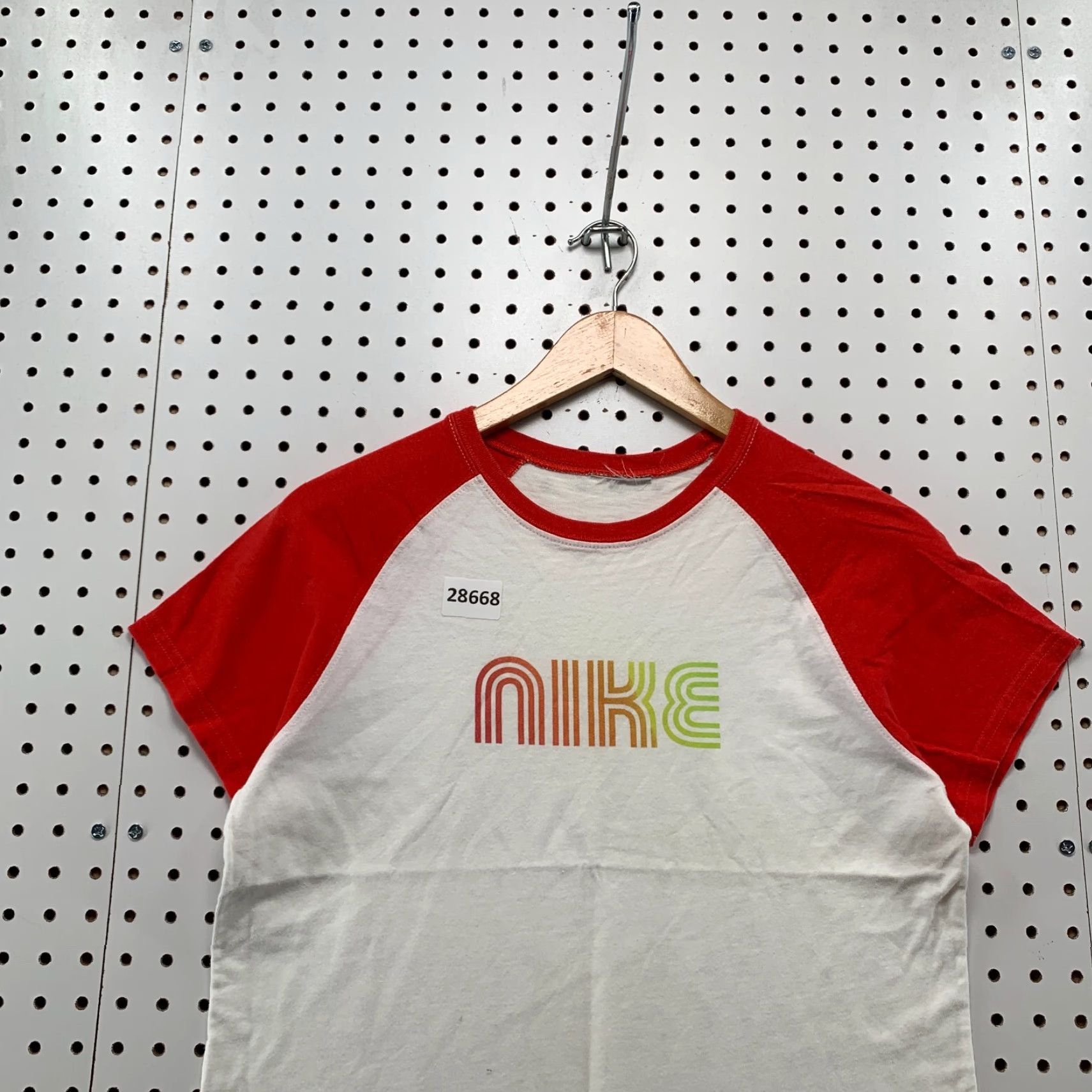 Nike VINTAGE Nike Shirt Womens Medium White Raglan 18.5x22 2000s 90s Fashion Womens Shirt Nike White Raglan Medium Size M / US 6-8 / IT 42-44 - 2 Thumbnail