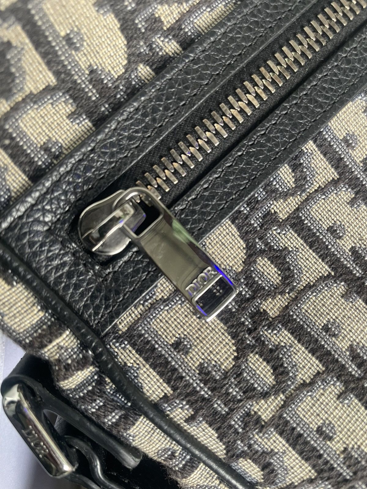 Dior Authentic DIOR Oblique Vertical Messenger Pouch Bag Size ONE SIZE - 22 Thumbnail
