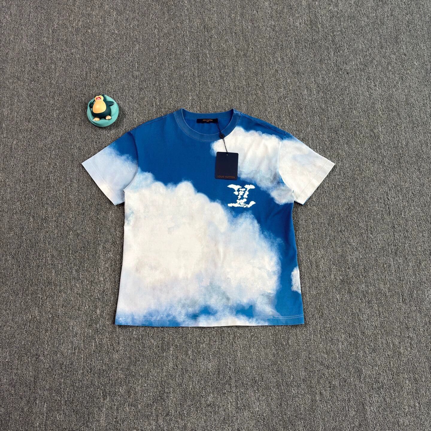 Louis Vuitton LV Blue & White Cloud short sleeve tee XS like new Size US XS / EU 42 / 0 - 1 Thumbnail