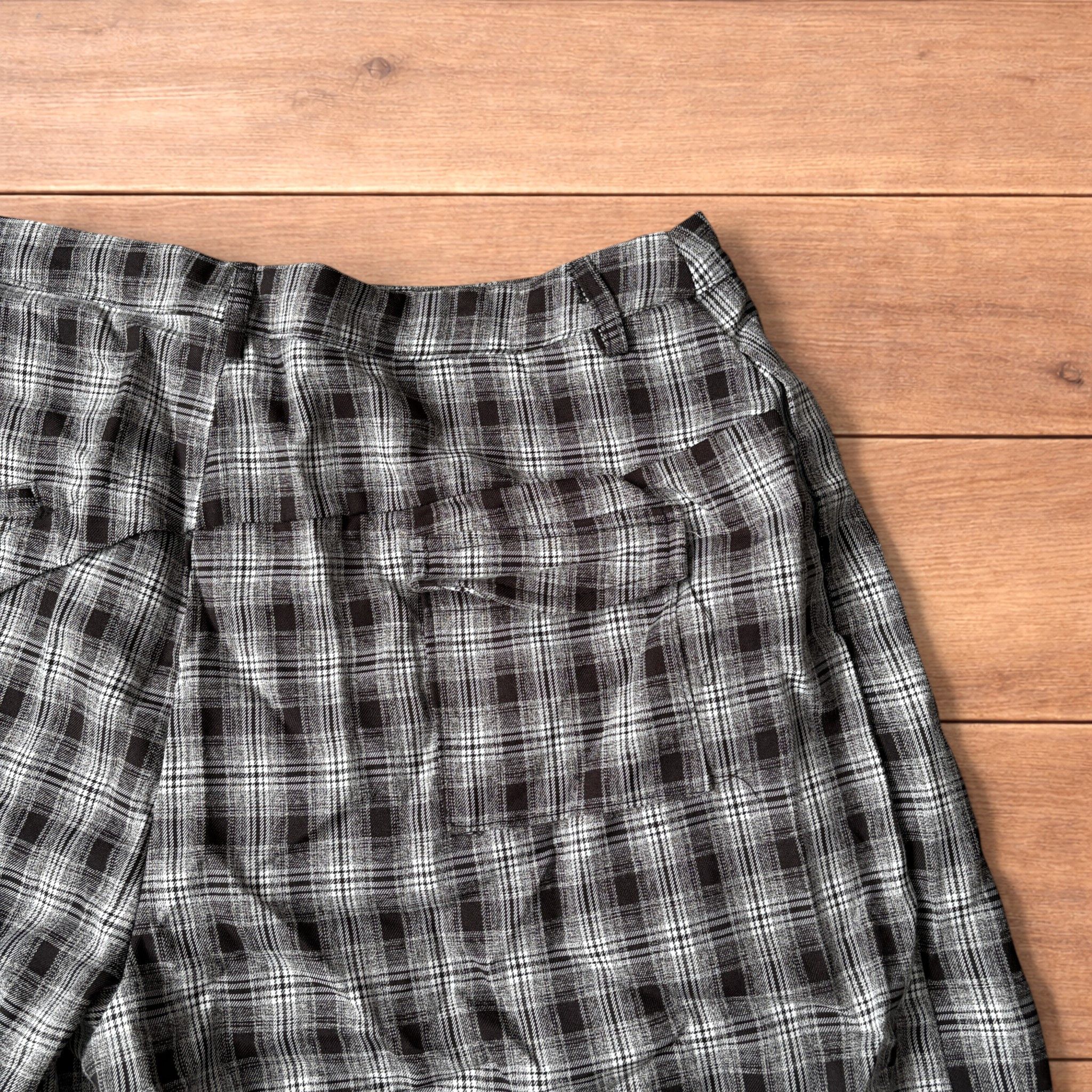 Japanese Brand Super baggy checkered lightweight shorts in black/beige. Size US 32 / EU 48 - 4 Thumbnail
