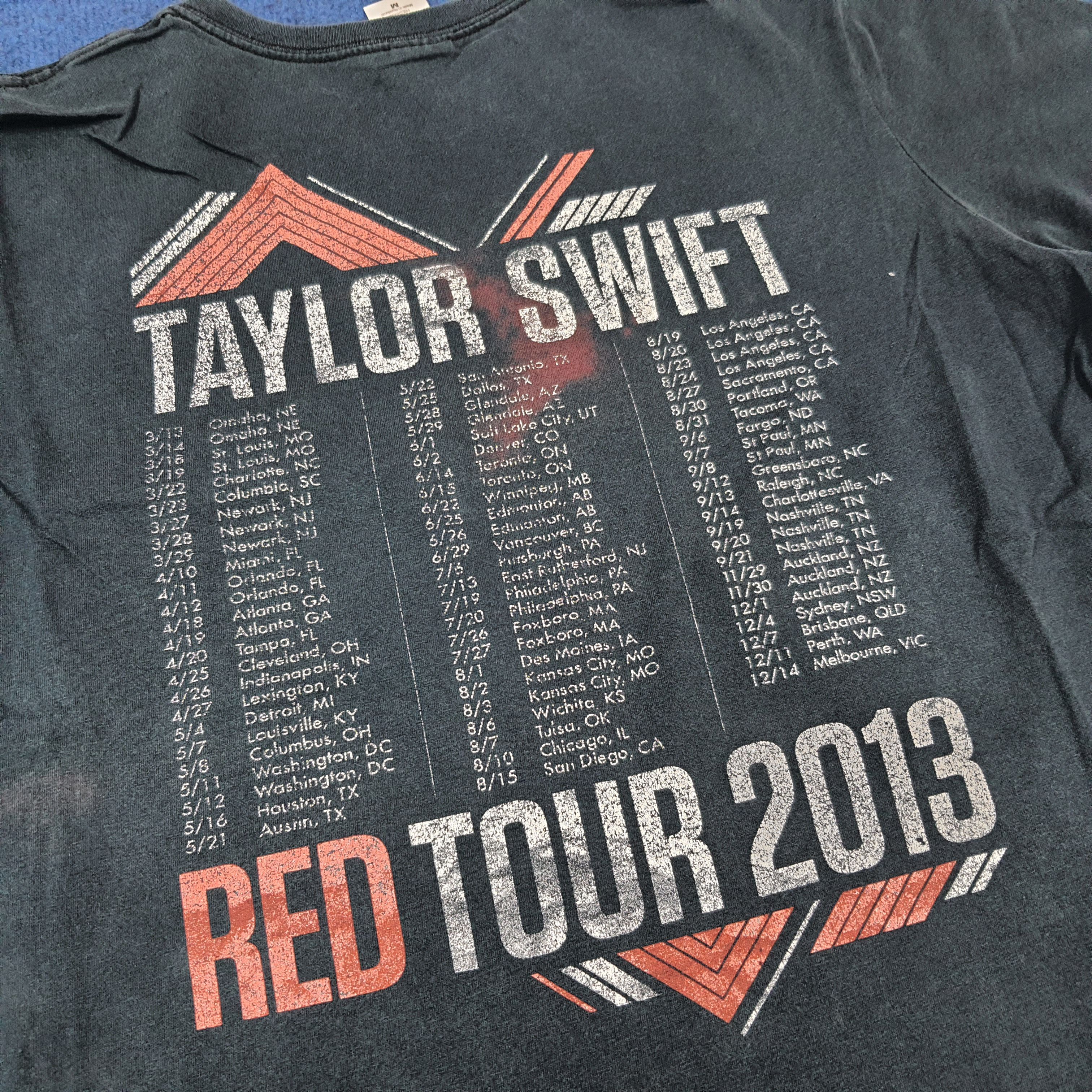 Band Tees Vintage Taylor Swift Red Tour 2013 Tshirt C294N31 Size US M / EU 48-50 / 2 - 4 Thumbnail
