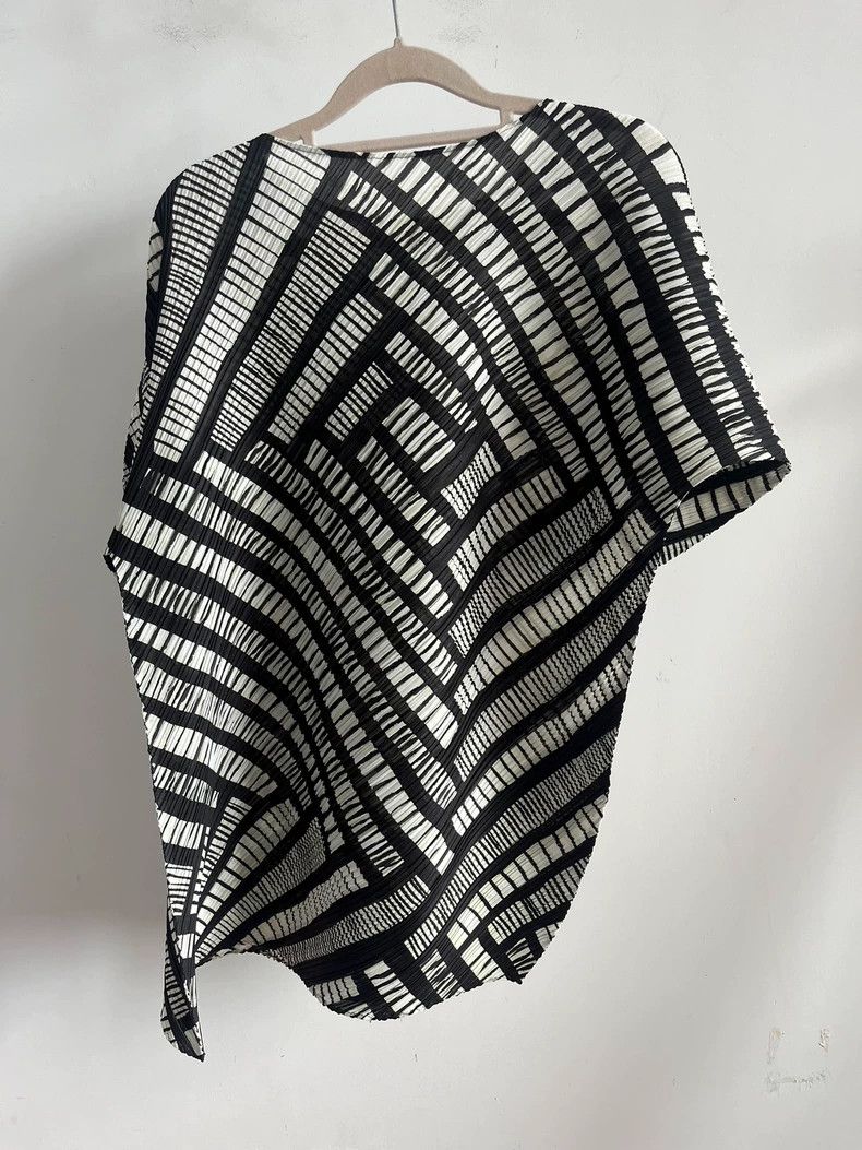 Issey Miyake Issey Miyake size:3 Black and white striped short-sleeved Size S / US 4 / IT 40 - 2 Thumbnail