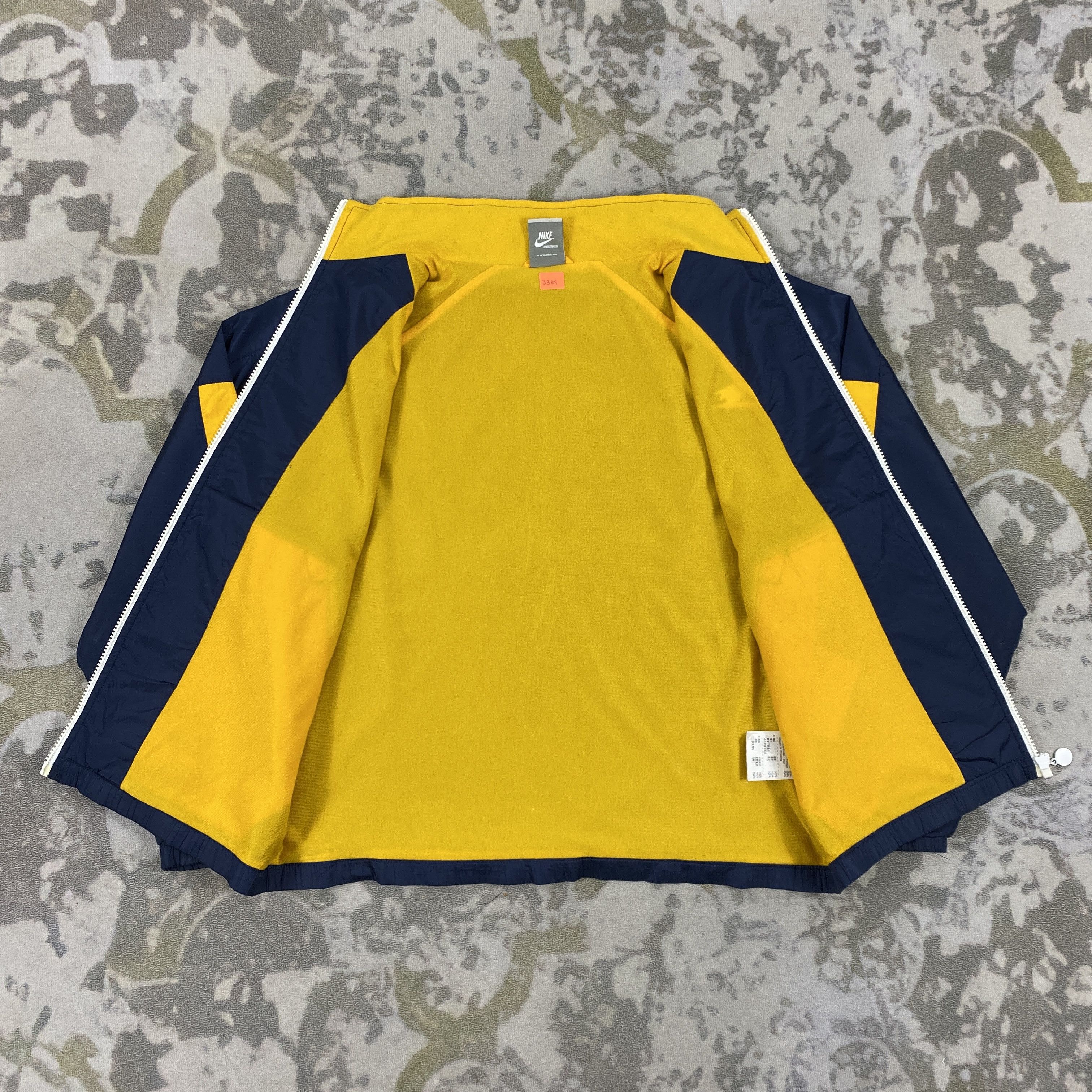 Nike Vintage Nike Windbreaker Light Jacket- J389 Size US S / EU 44-46 / 1 - 3 Thumbnail