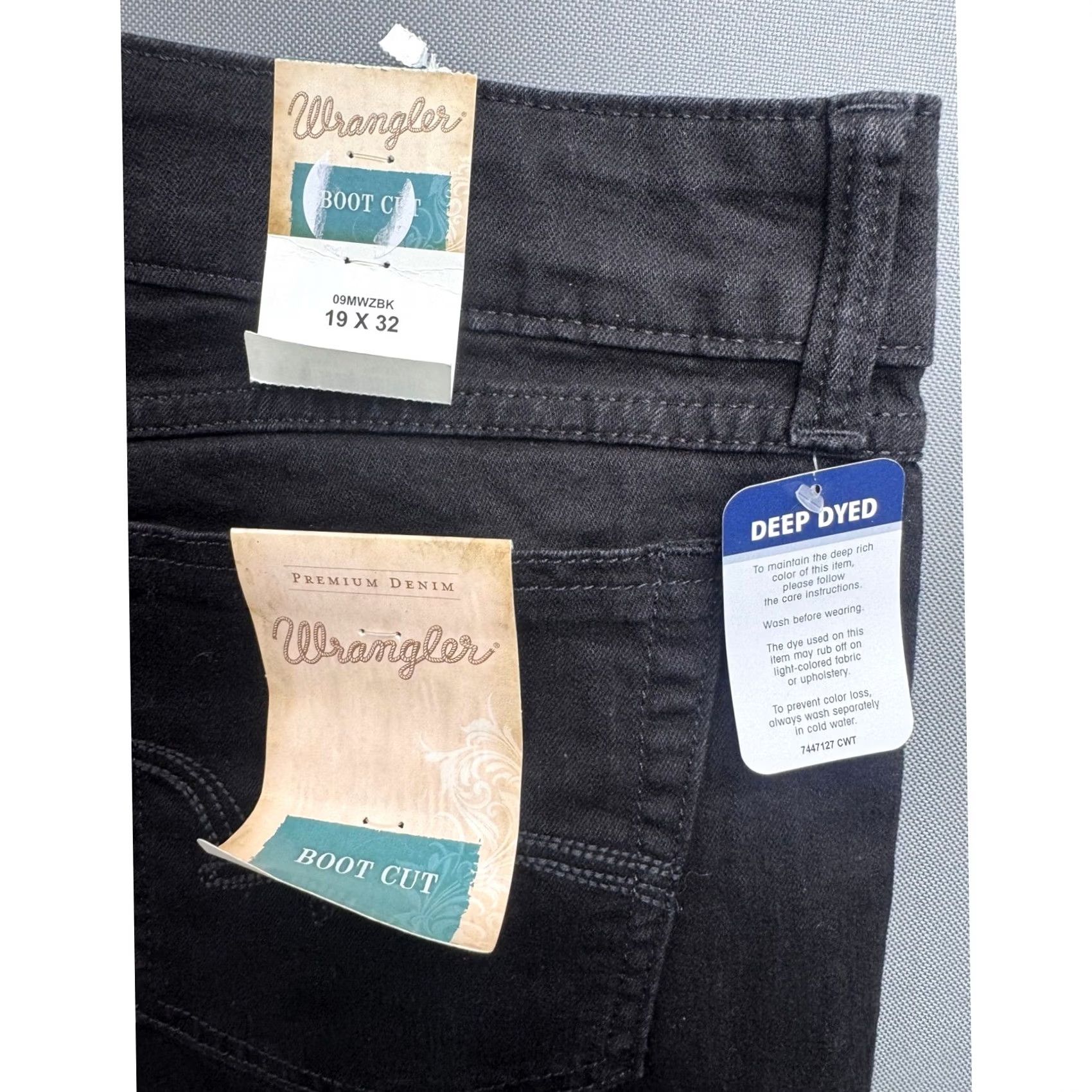 Wrangler Wrangler Jeans Bootcut Womens 5-Pocket Denim Black Deep Dyed Premium Vintage No NWT 32x19 32x32 Womens Mens? Size 40" / US 18 - 3 Thumbnail