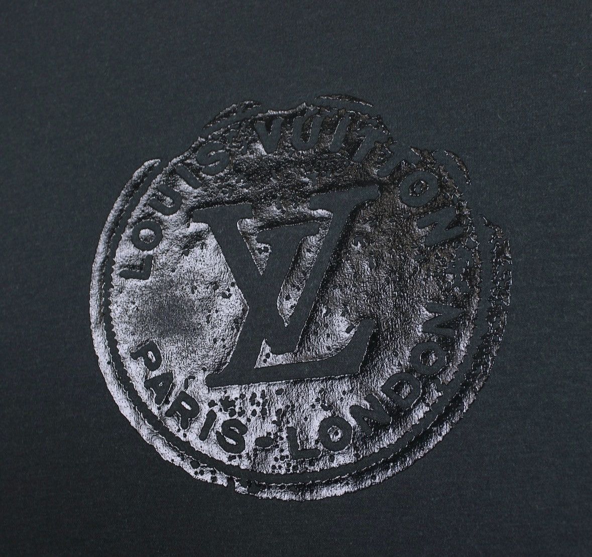 Louis Vuitton Louis vuitton vintage t shirt centr logo tee L Size US S / EU 44-46 / 1 - 3 Thumbnail