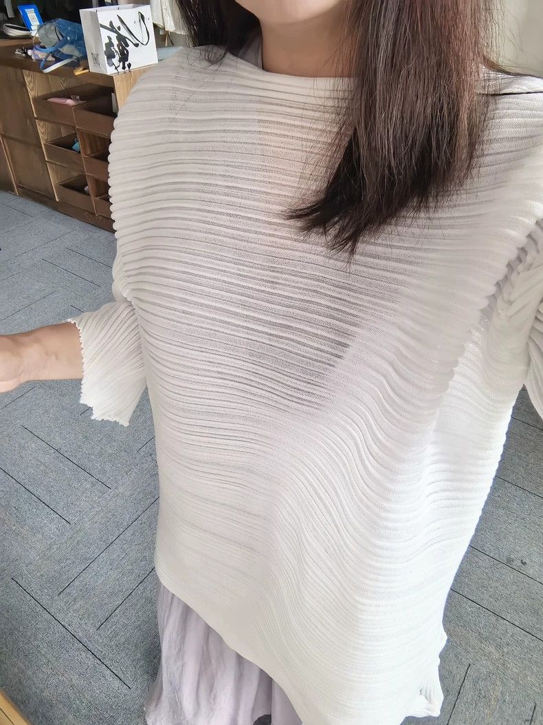 Issey Miyake Issey Miyake size:one size A white striped top Size S / US 4 / IT 40 - 5 Thumbnail