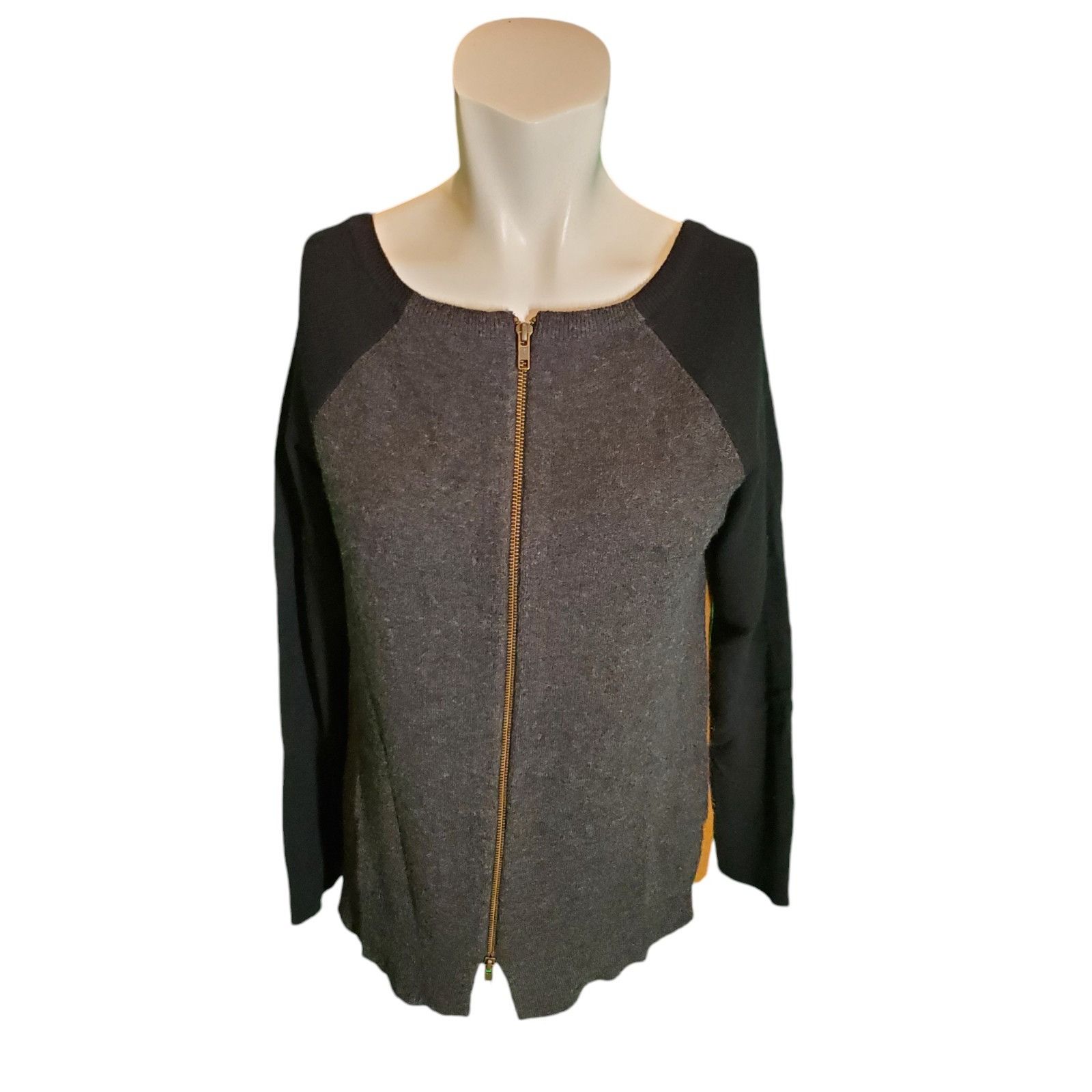 Neiman Marcus Neiman Marcus Cashmere Sweater Reversible Cardigan Tan/gry/B Size L / US 10 / IT 46 - 2 Thumbnail