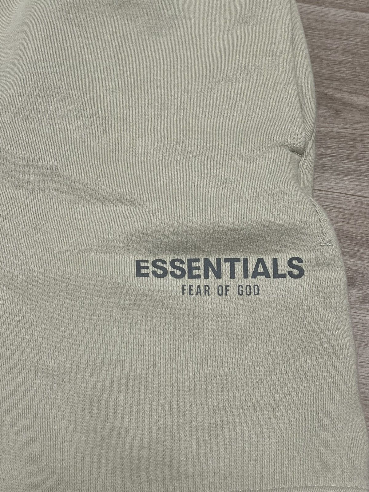 Essentials × Fear of God Fear of God Essentials Fleece Shorts Olive/Khaki Size L Size US 36 / EU 52 - 4 Thumbnail