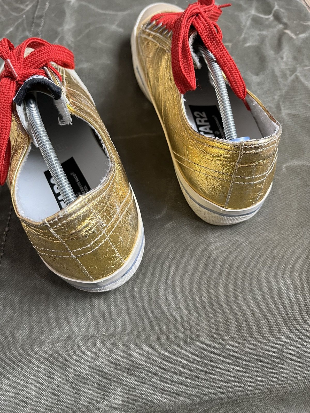 Golden Goose × Vintage GGDB Golden Goose Deluxe Brand V-star 2 Gold Low Sneakers Size US 7 / EU 40 - 6 Thumbnail