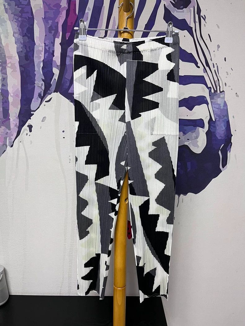 Issey Miyake Issey Miyake size:2 Black and white pleated zigzag skinny Size 22" - 1 Thumbnail