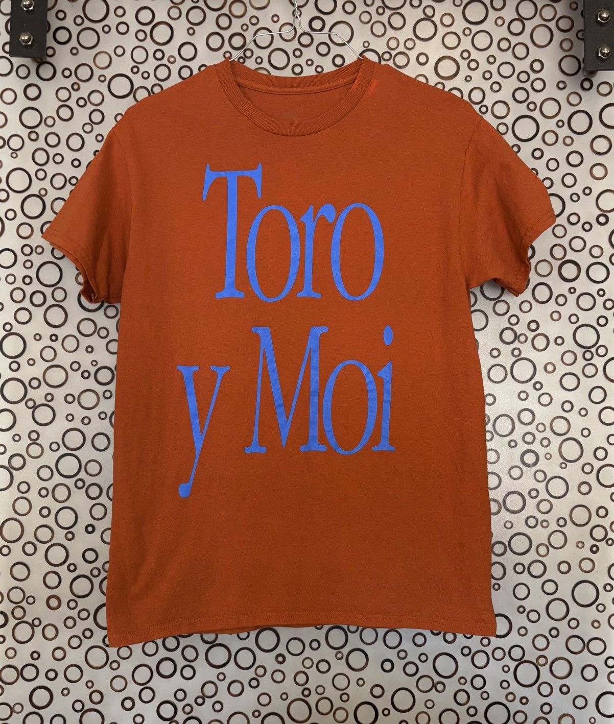 Band Tees TORO Y MOI T SHIRT GARAMOND - BURNT ORANGE Size US M / EU 48-50 / 2 - 1 Thumbnail