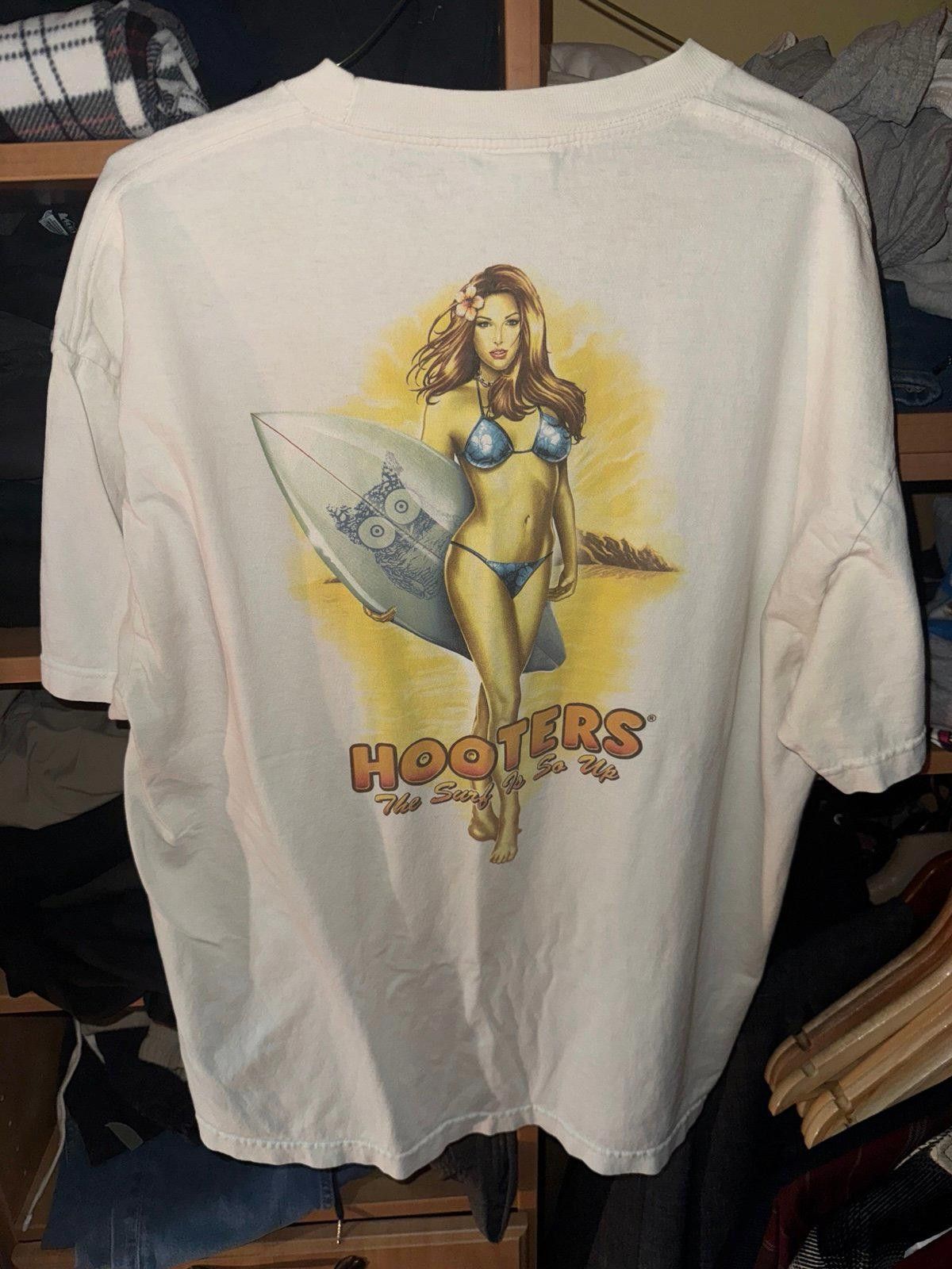 Designer Vintage Very Rare Hooters Cancun Surfer Girl T-Shirt Sz XL Size US XL / EU 56 / 4 - 5 Thumbnail