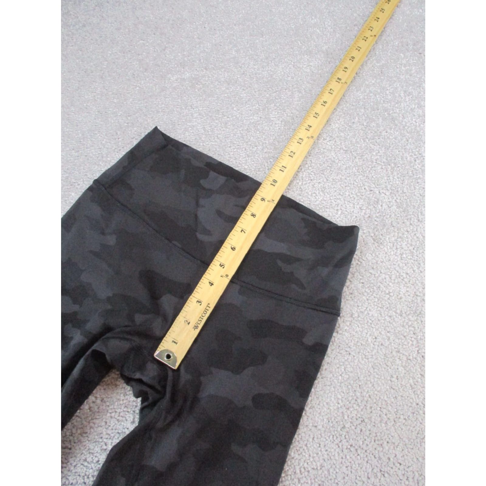 Lululemon Lululemon Women's 6 Wunder Under Crop Leggings Gray Black Camo Activewear Athleisure Size 28" / US 6 / IT 42 - 6 Thumbnail