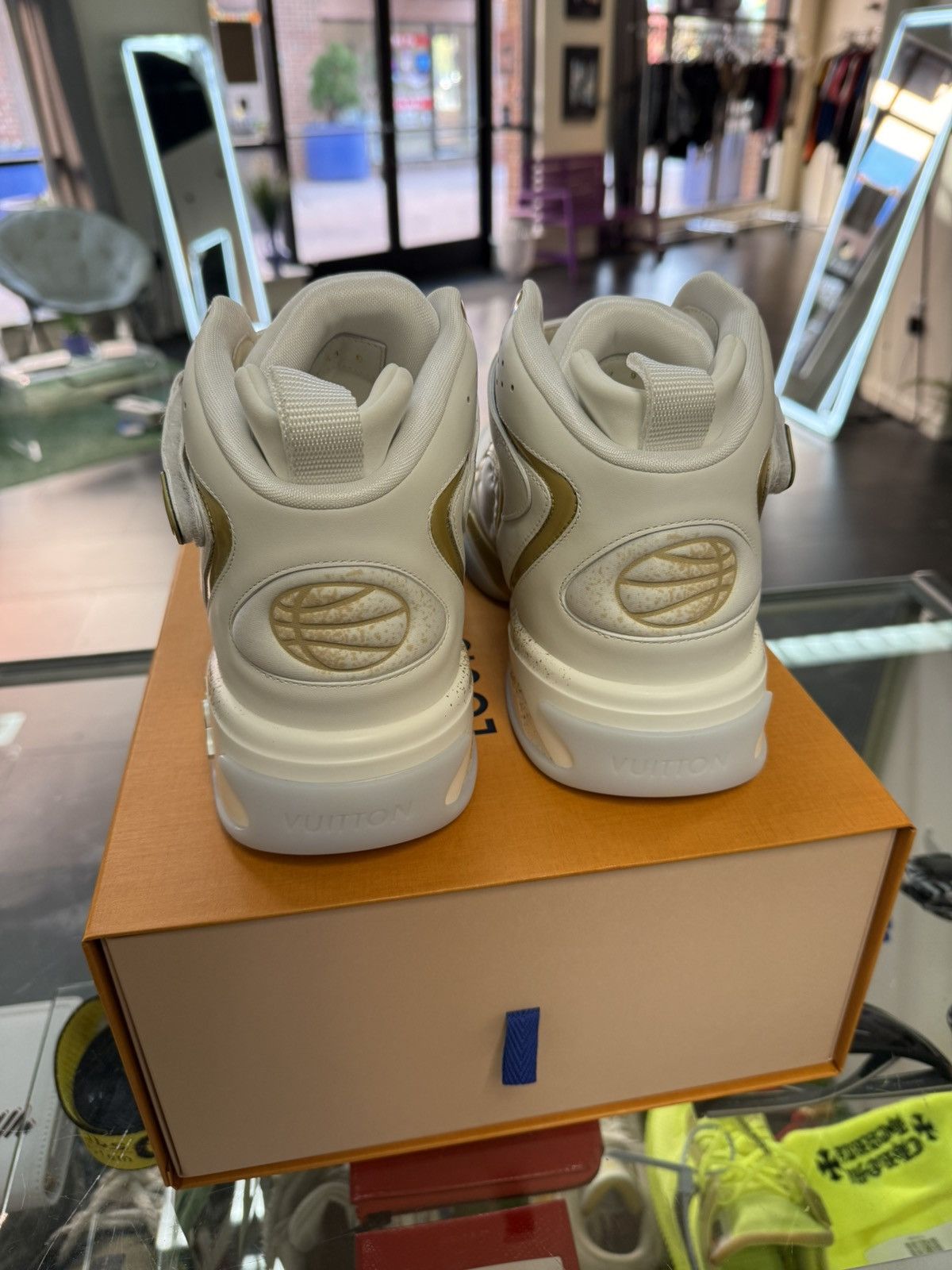 Louis Vuitton Louis Vuitton Trainer 2 White Gold Size US 9 / EU 42 - 3 Thumbnail