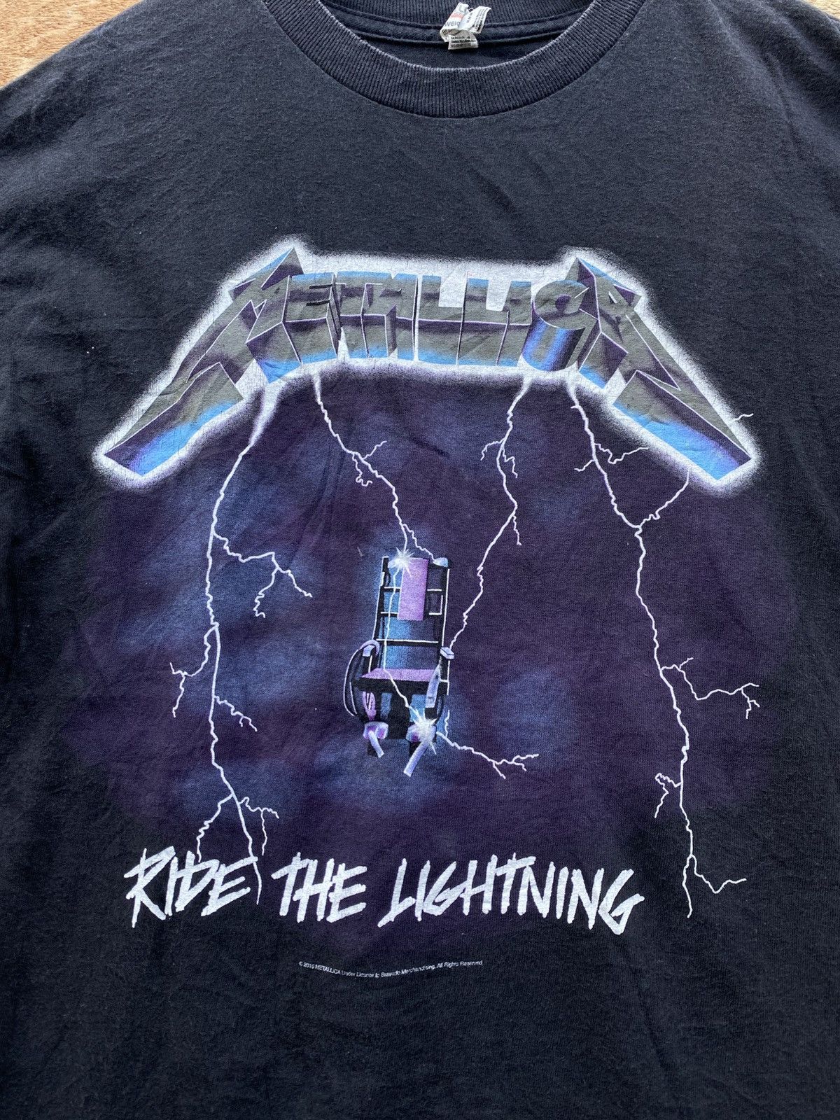 Band Tees 2000s vintage metallica ride the lightning tshirt Size US M / EU 48-50 / 2 - 5 Thumbnail
