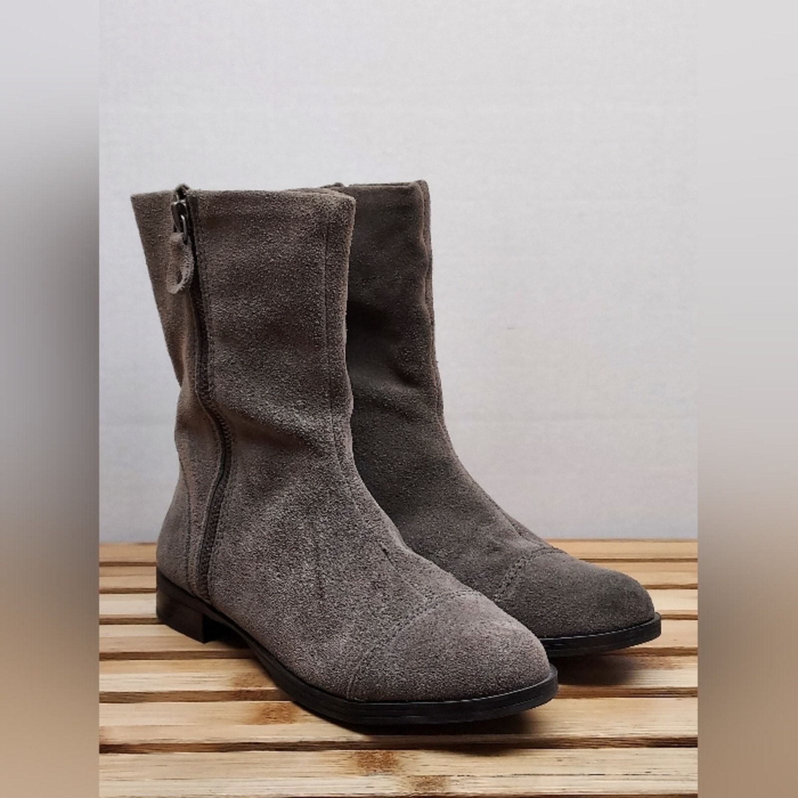 Other Michelle D Womens Gray Suede Ankle Boots Size 6 Size US 6 / IT 36 - 6 Thumbnail