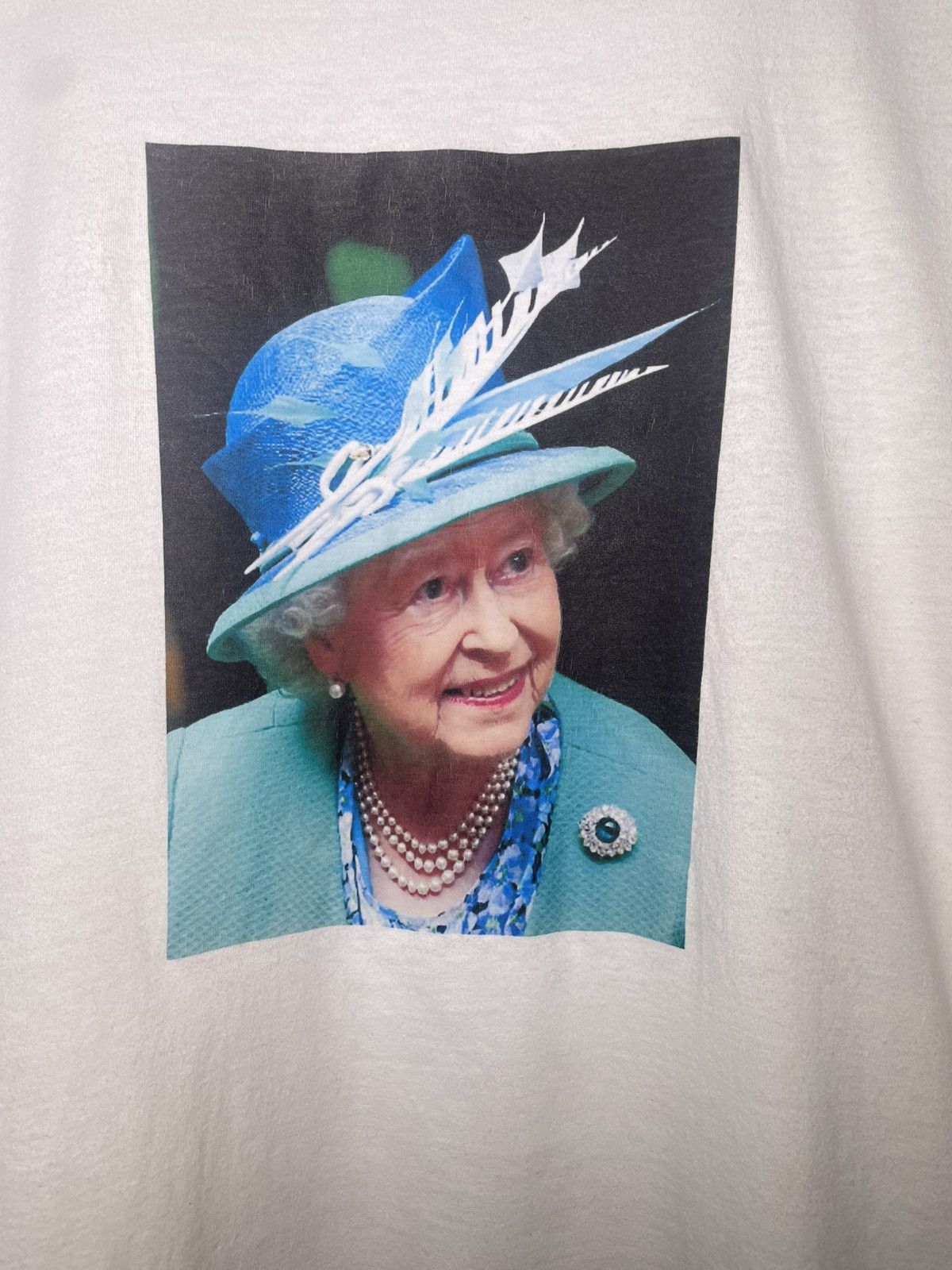 Gildan Queen Elizabeth II Graphic Tee - Gildan Softstyle - XL Size US XL / EU 56 / 4 - 6 Thumbnail