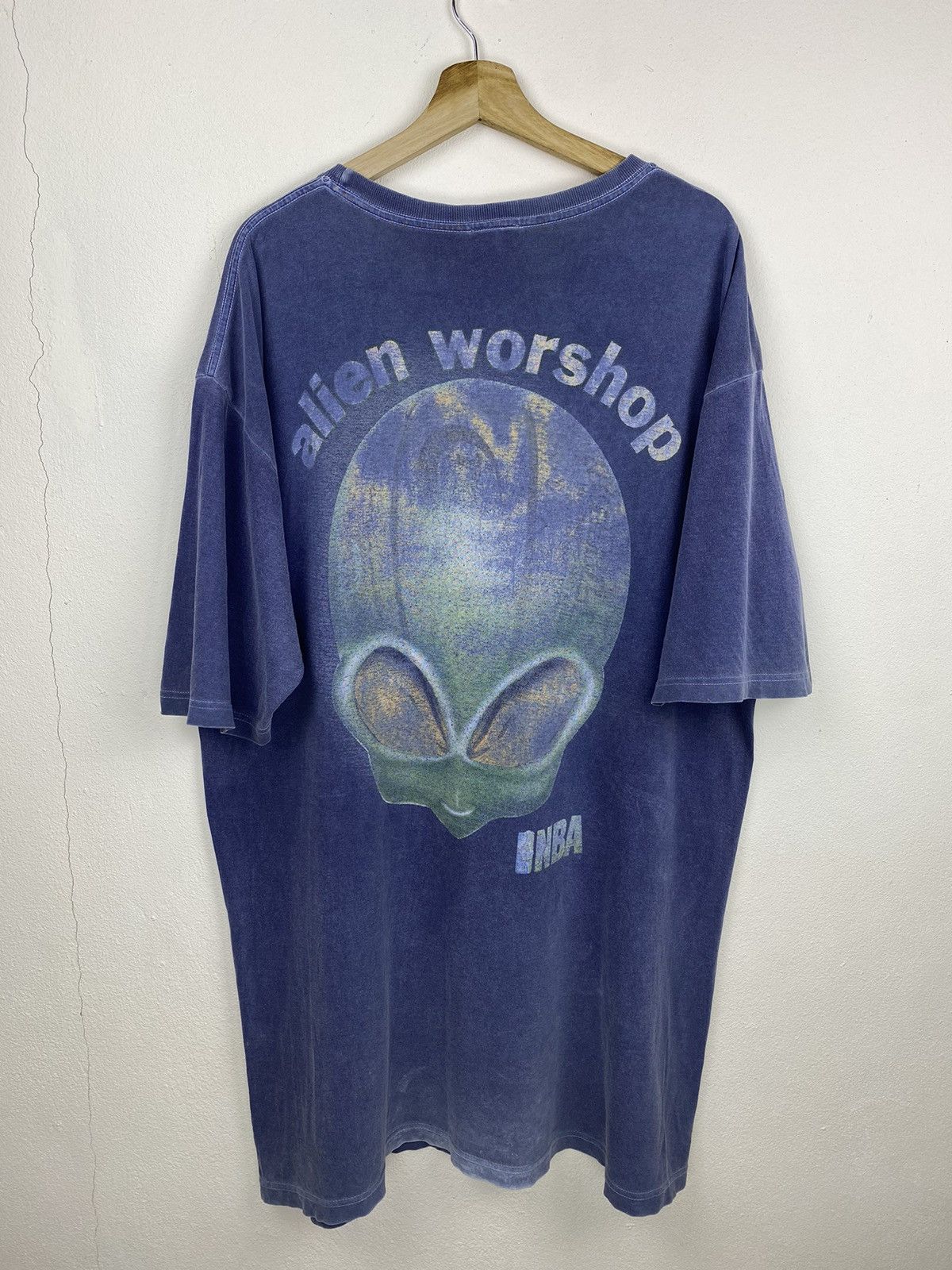 Alien Workshop Rare! Vintage 90s ALIEN WORKSHOP Ripoff NBA Sunfaded Tee Size US XL / EU 56 / 4 - 1 Thumbnail