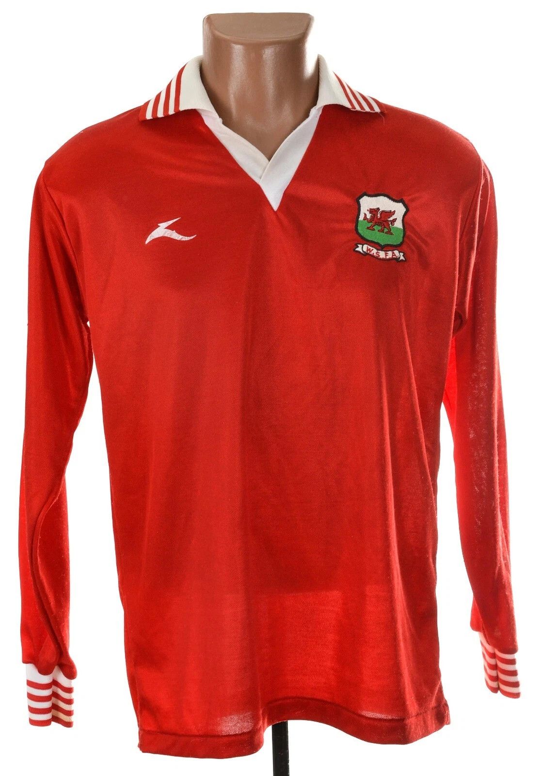 Other WALES 1975/1976 HOME FOOTBALL SHIRT BUKTA L #10 MATCH WORN Size US L / EU 52-54 / 3 - 2 Thumbnail