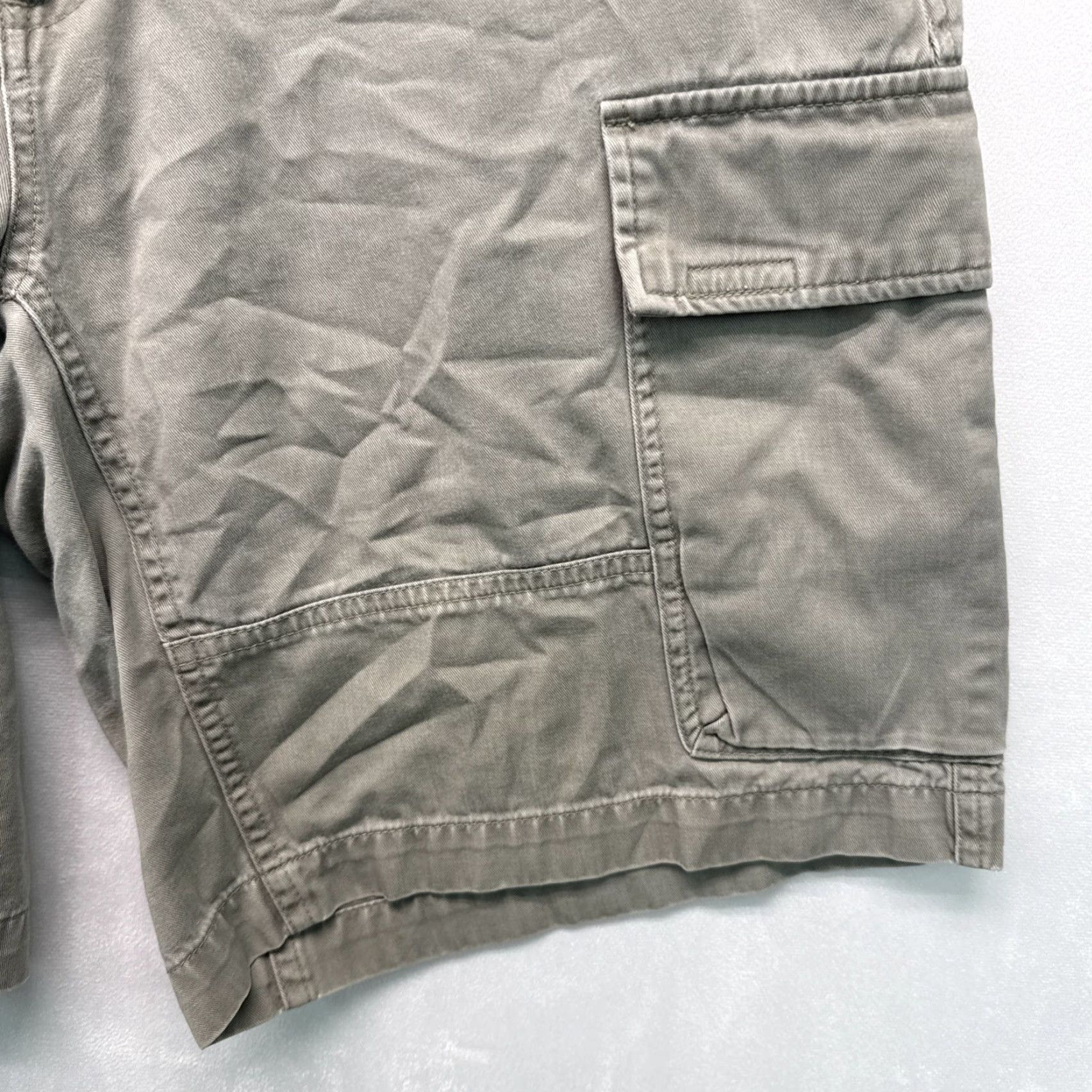 Vintage Columbia Men's Cargo Shorts 32W Green 100% Cotton Modern Classic Flat Front Belt Loops Cargo Pockets Regular Rise High Design sizing: 32 waist Size US 32 / EU 48 - 4 Thumbnail