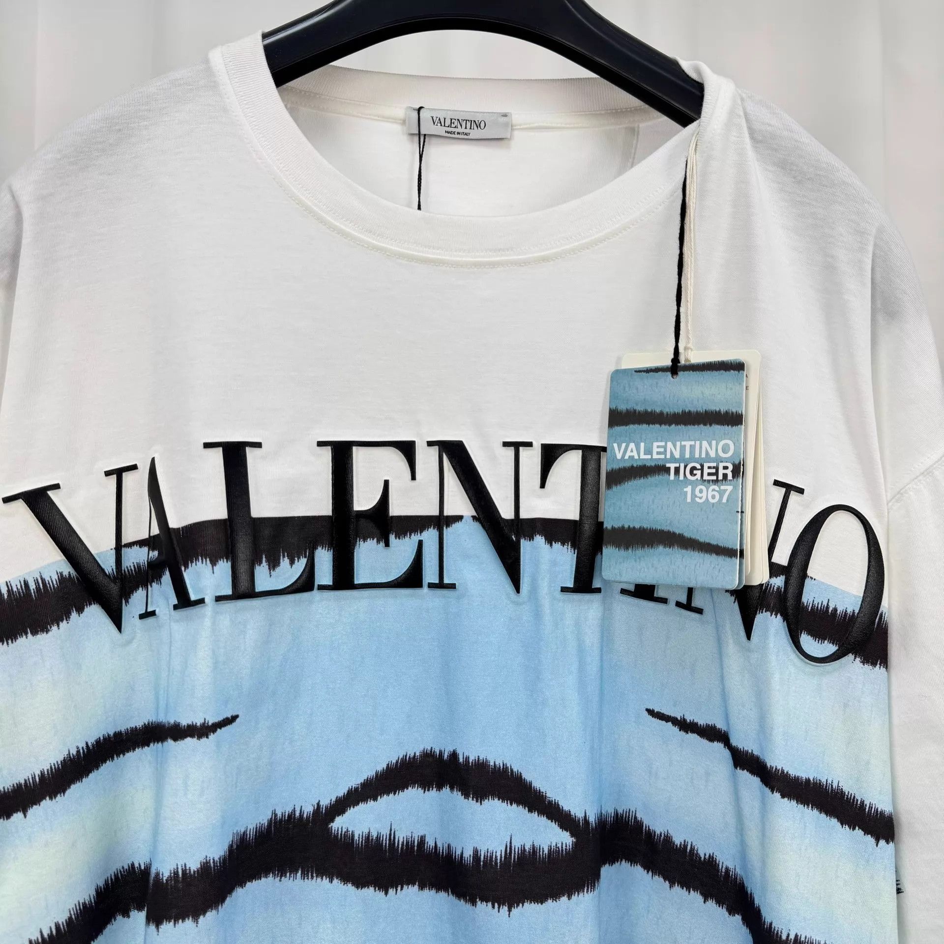 Valentino Valentino embossed logo short sleeve M new Size US M / EU 48-50 / 2 - 3 Thumbnail