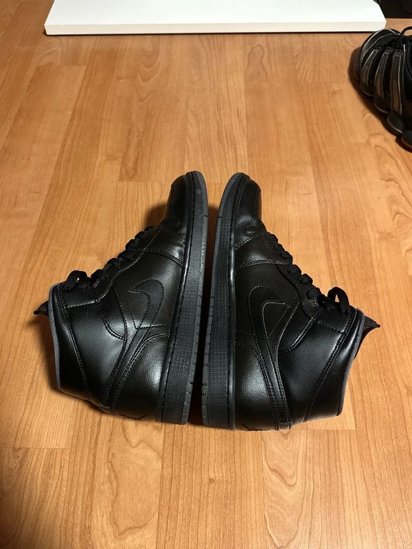 Jordan Brand Nike Air Jordan 1 Mid triple black Size US 8 / EU 41 - 7 Thumbnail