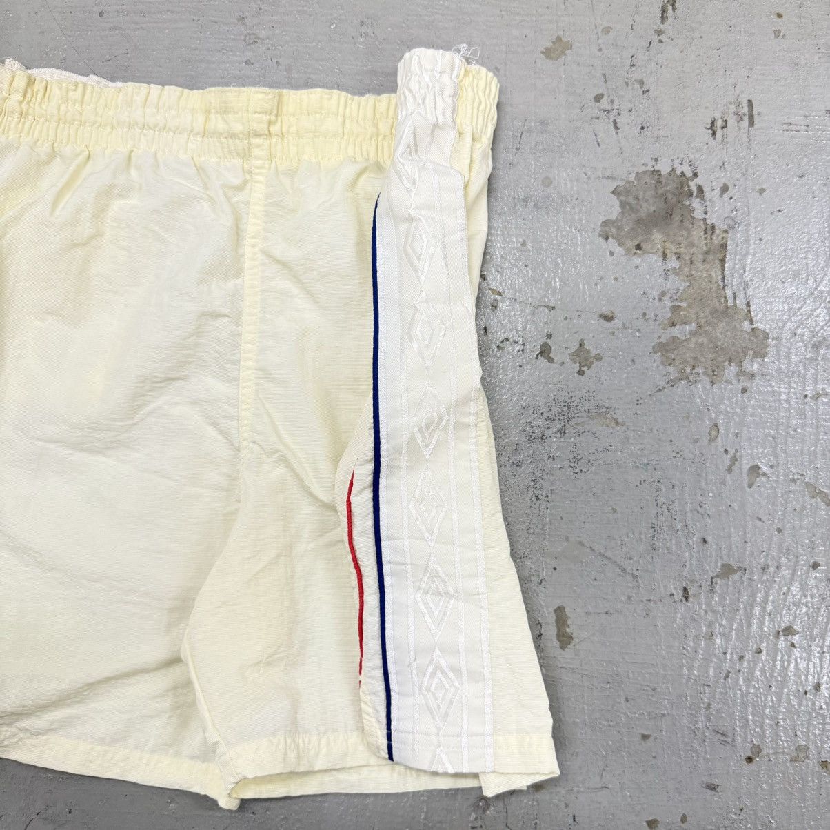 Umbro Vintage 90s Umbro Ajax shorts streetwear soccer size L Size US 31 - 4 Thumbnail