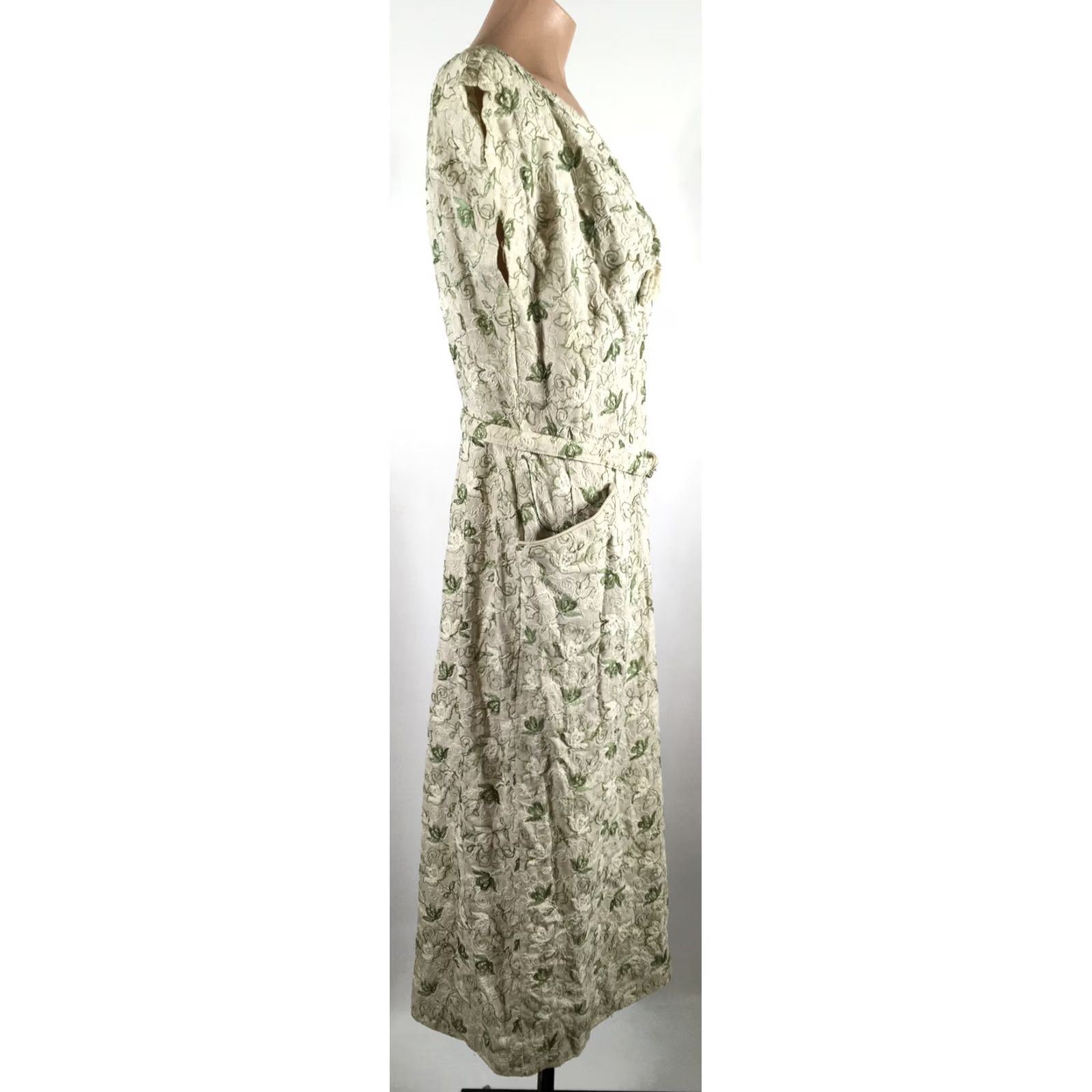 Vintage VINTAGE Blakely Fashions Dress S/M Floral Embroidered Bow Ivory Day Dress Wiggle/Pencil 60s 50s Green Cotton Blend Mod/GoGo Mens Womens Size S / US 4 / IT 40 - 4 Thumbnail