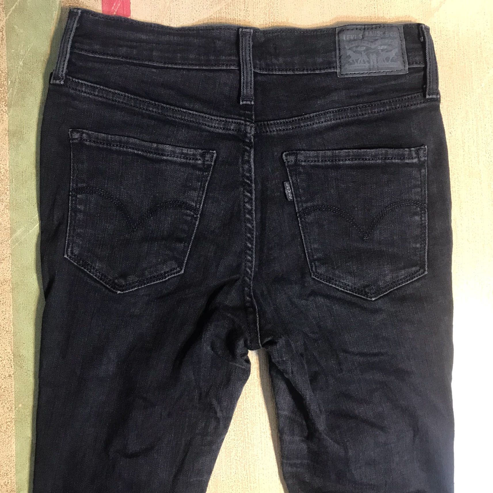Levi's Levi's 720 Super High Rise Skinny Jeans Womens Black Denim 25x30 Distressed Slim Stretch 5-Pocket Bohemian Festival Long Inseam 30"} Size 42" / US 20 - 4 Thumbnail