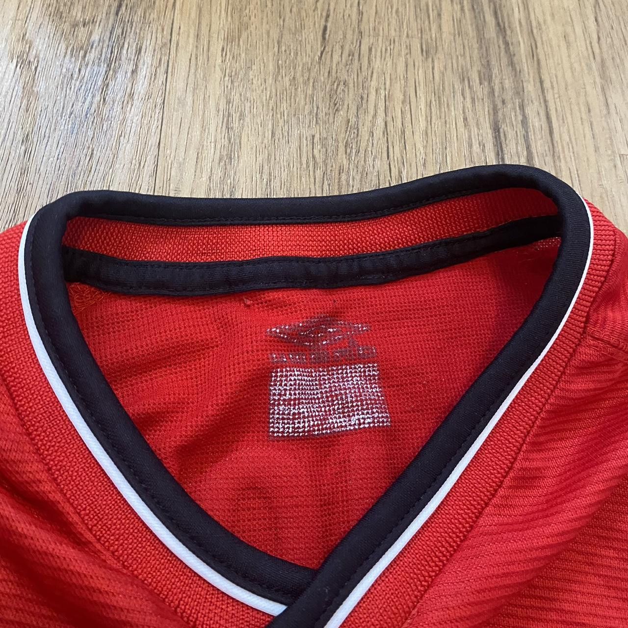 Umbro 2000-02 Manchester United Home Umbro y2k 2000s Boxy Size US M / EU 48-50 / 2 - 4 Thumbnail