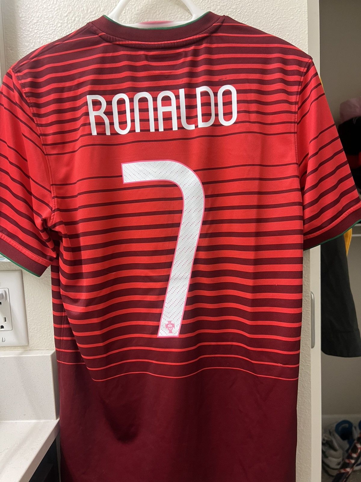 Nike Ronaldo 2014 Portugal Home World Cup Jersey Size US S / EU 44-46 / 1 - 2 Thumbnail