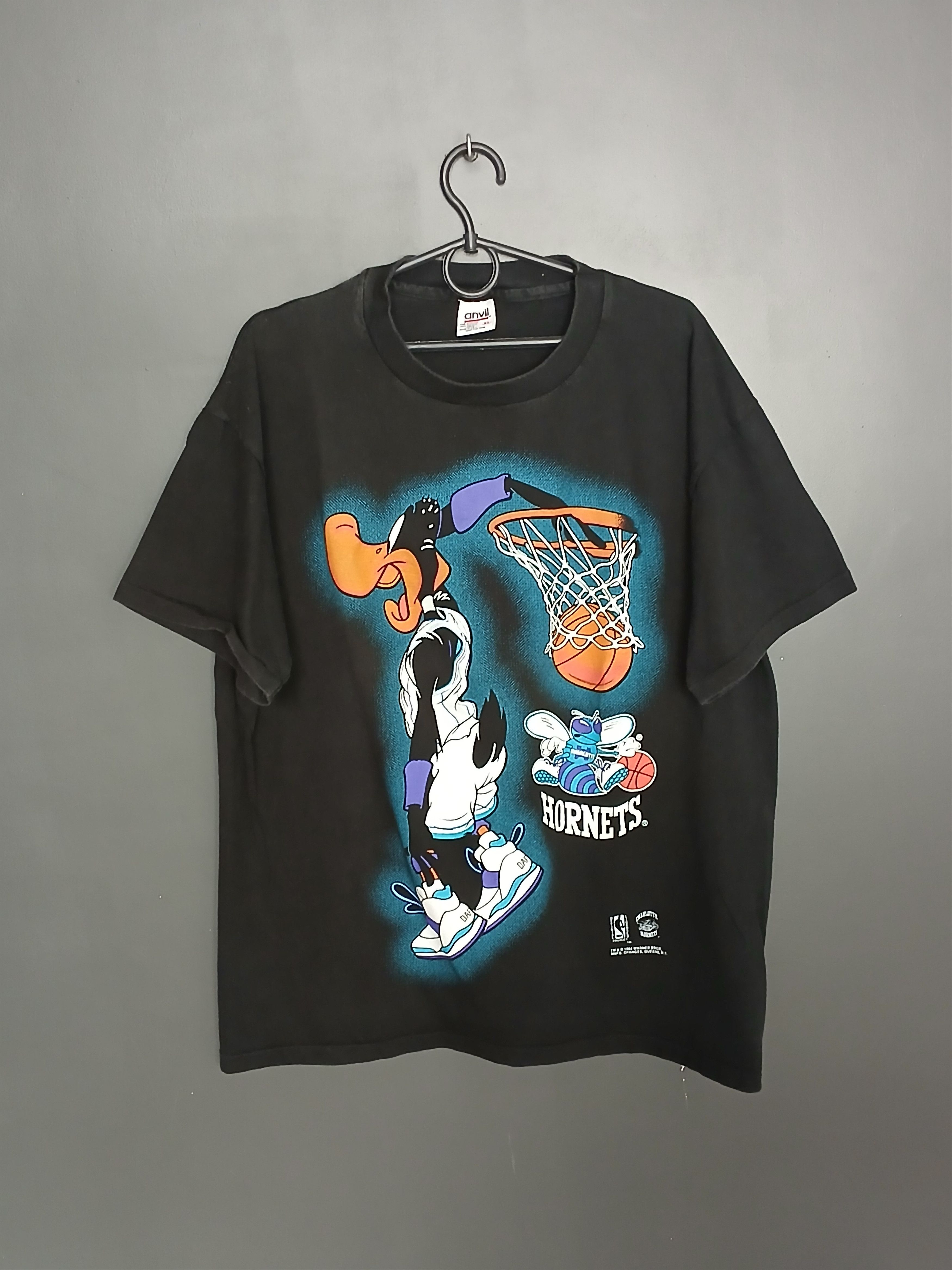 NBA × Vintage × Warner Bros Vintage 1994 NBA Charlotte Hornets Daffy Duck T-Shirt Size US XL / EU 56 / 4 - 1 Thumbnail