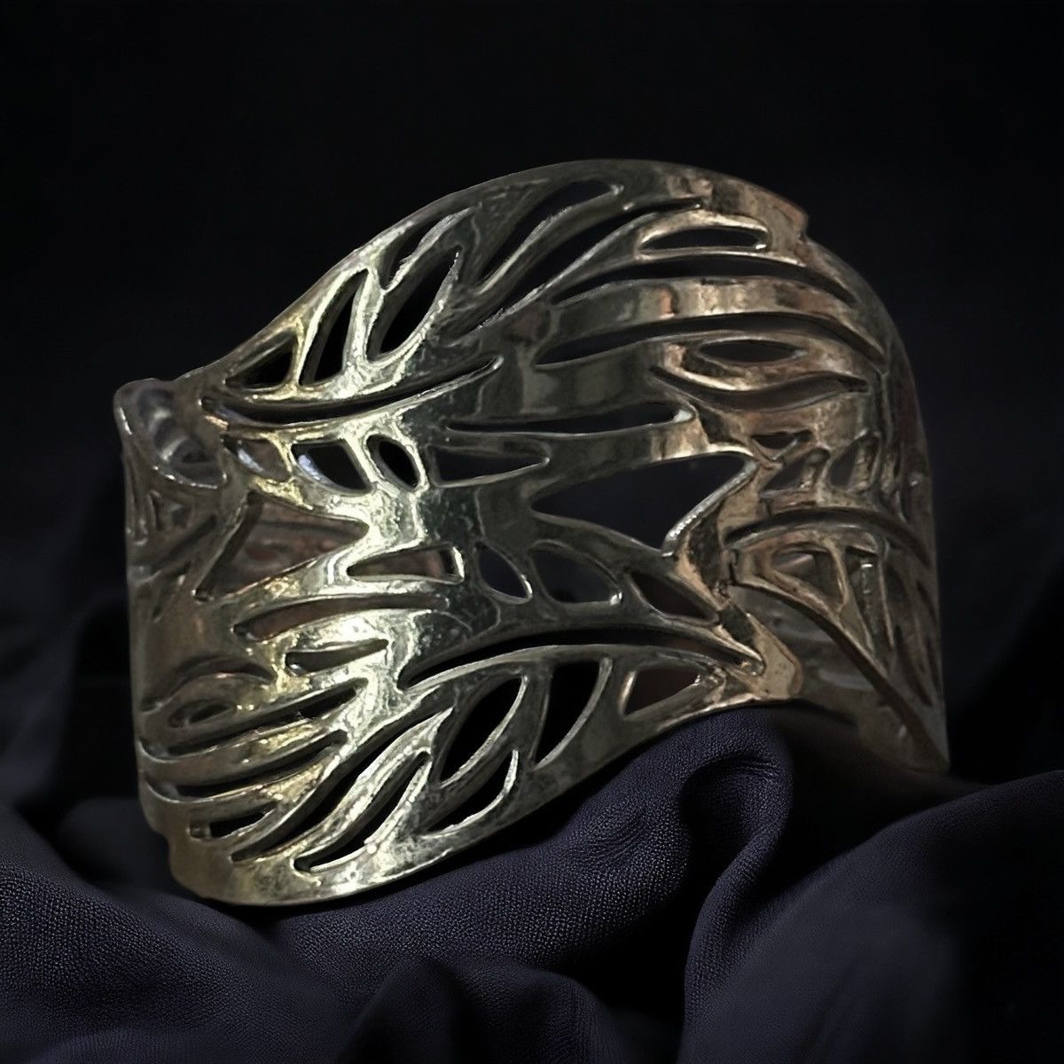 Other Wide silver tone filigree leaf cuff bracelet Size ONE SIZE - 1 Thumbnail