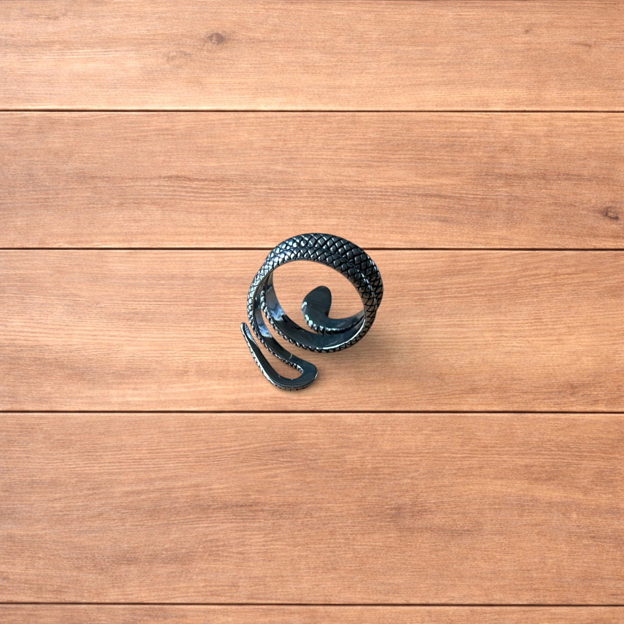 Japanese Brand Lovely vintage style sterling silver snake ring in silver. Size ONE SIZE - 5 Thumbnail